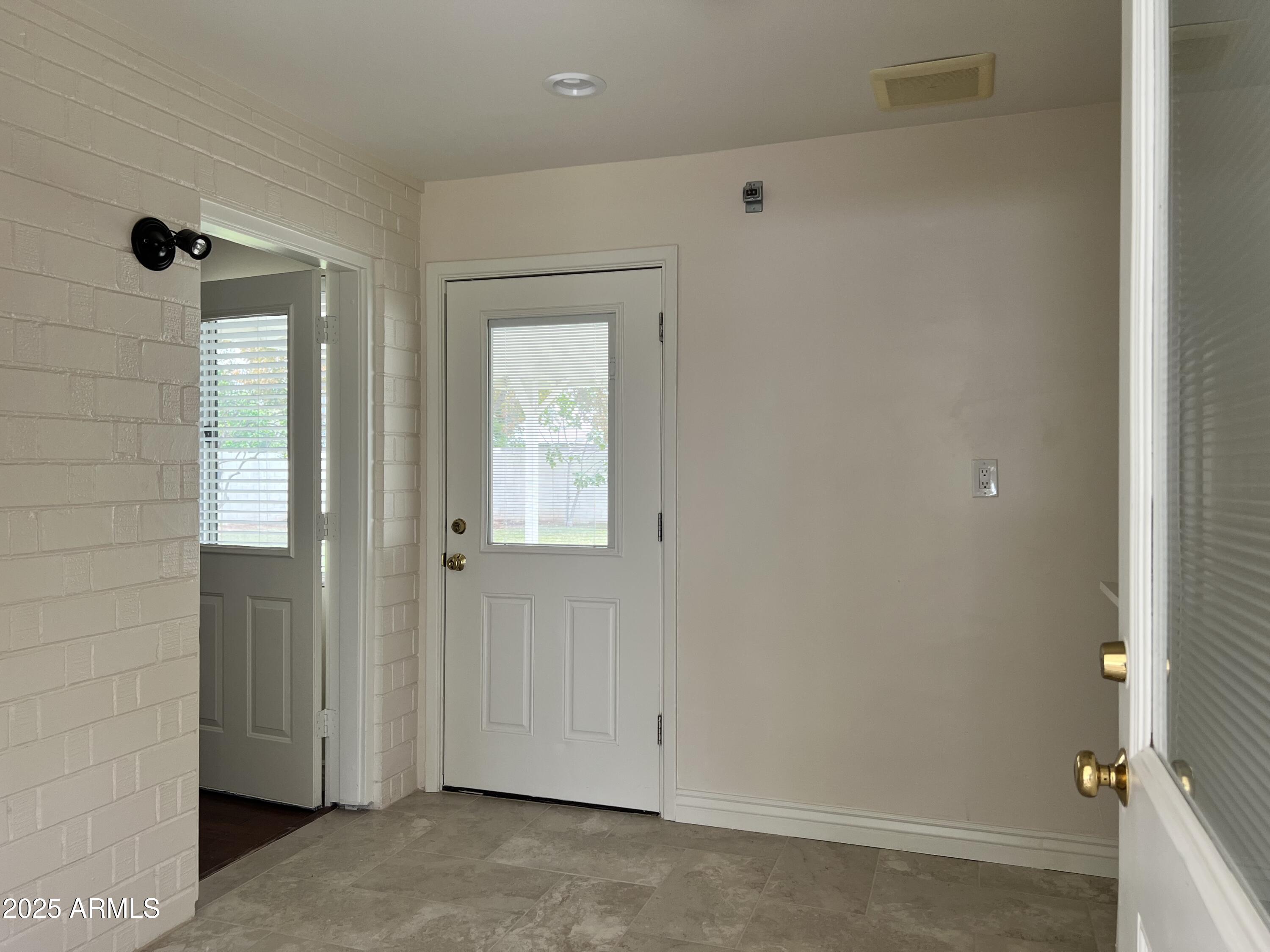 4702 E Wilshire Drive