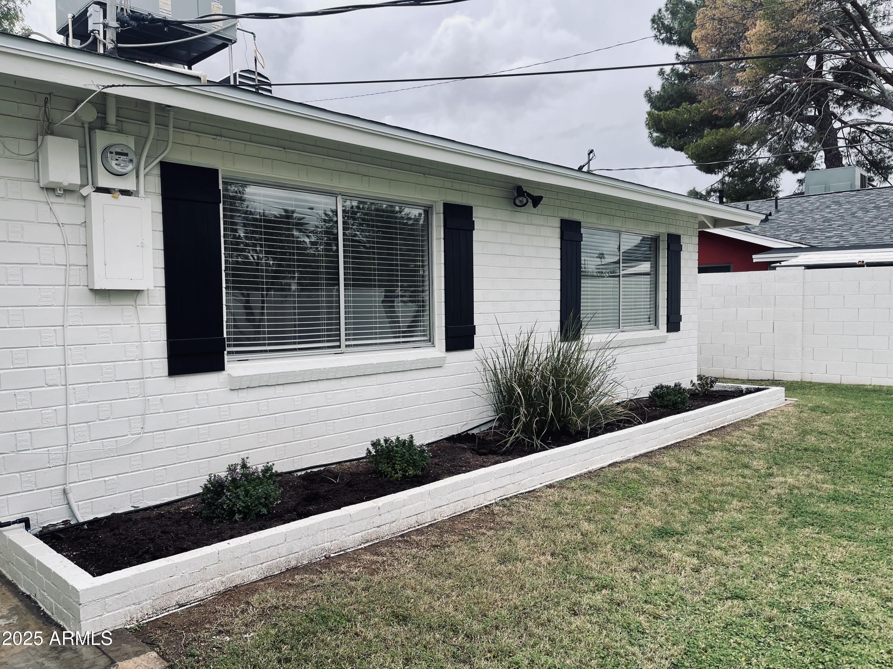 4702 E Wilshire Drive