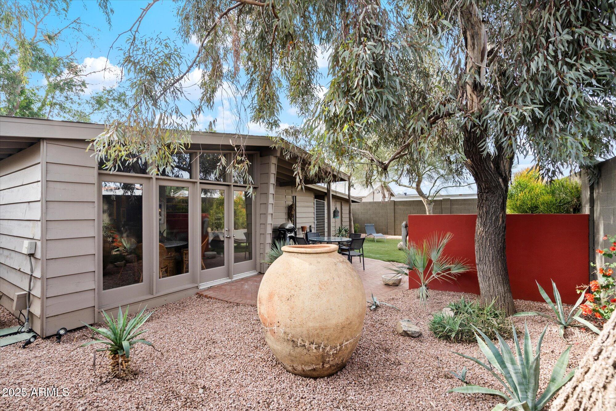 6858 E EDGEMONT Avenue