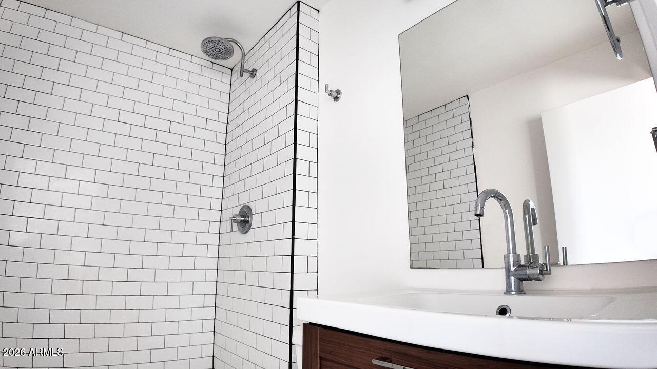 4233 N LONGVIEW Avenue 205