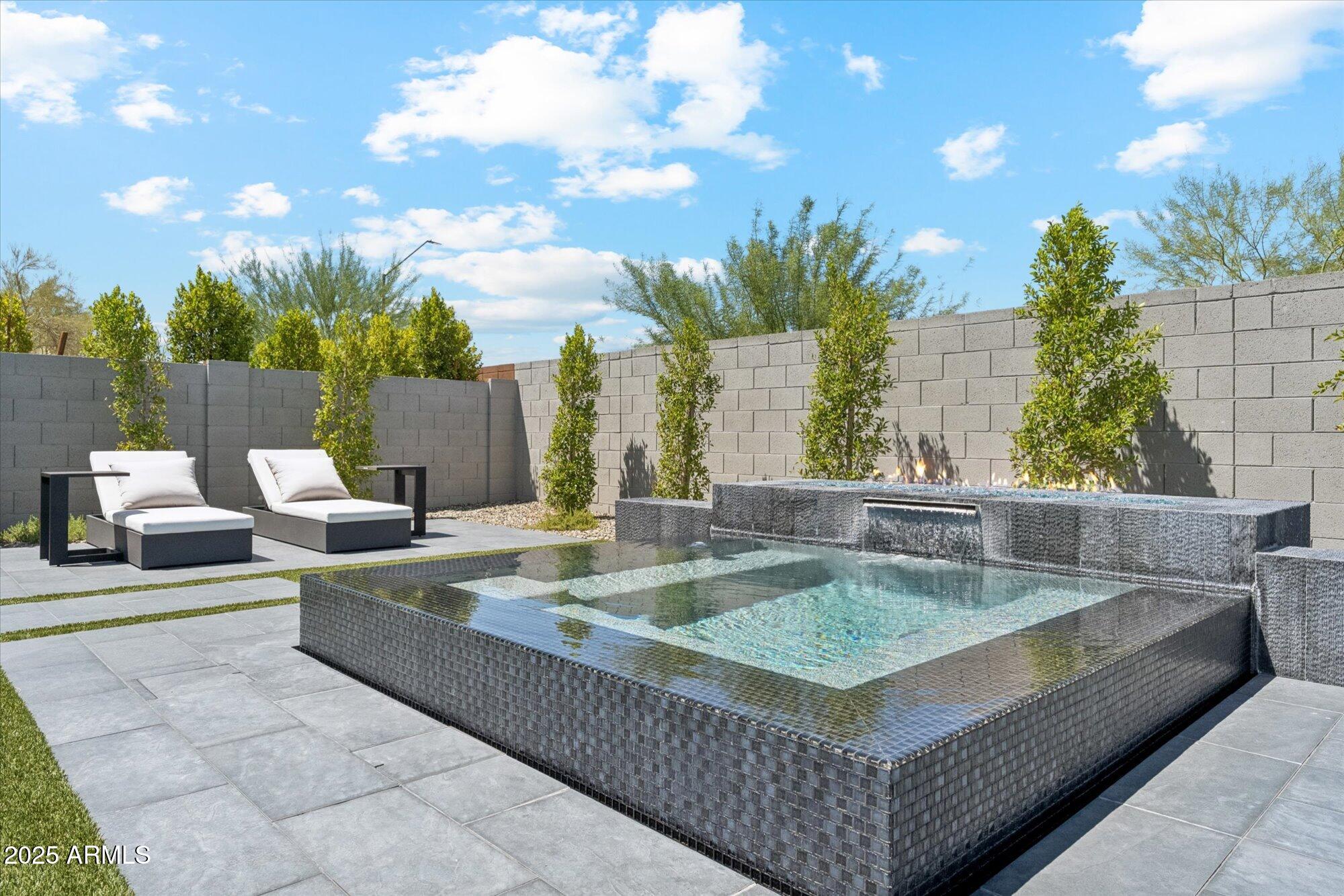 1946 W HORSETAIL Trail