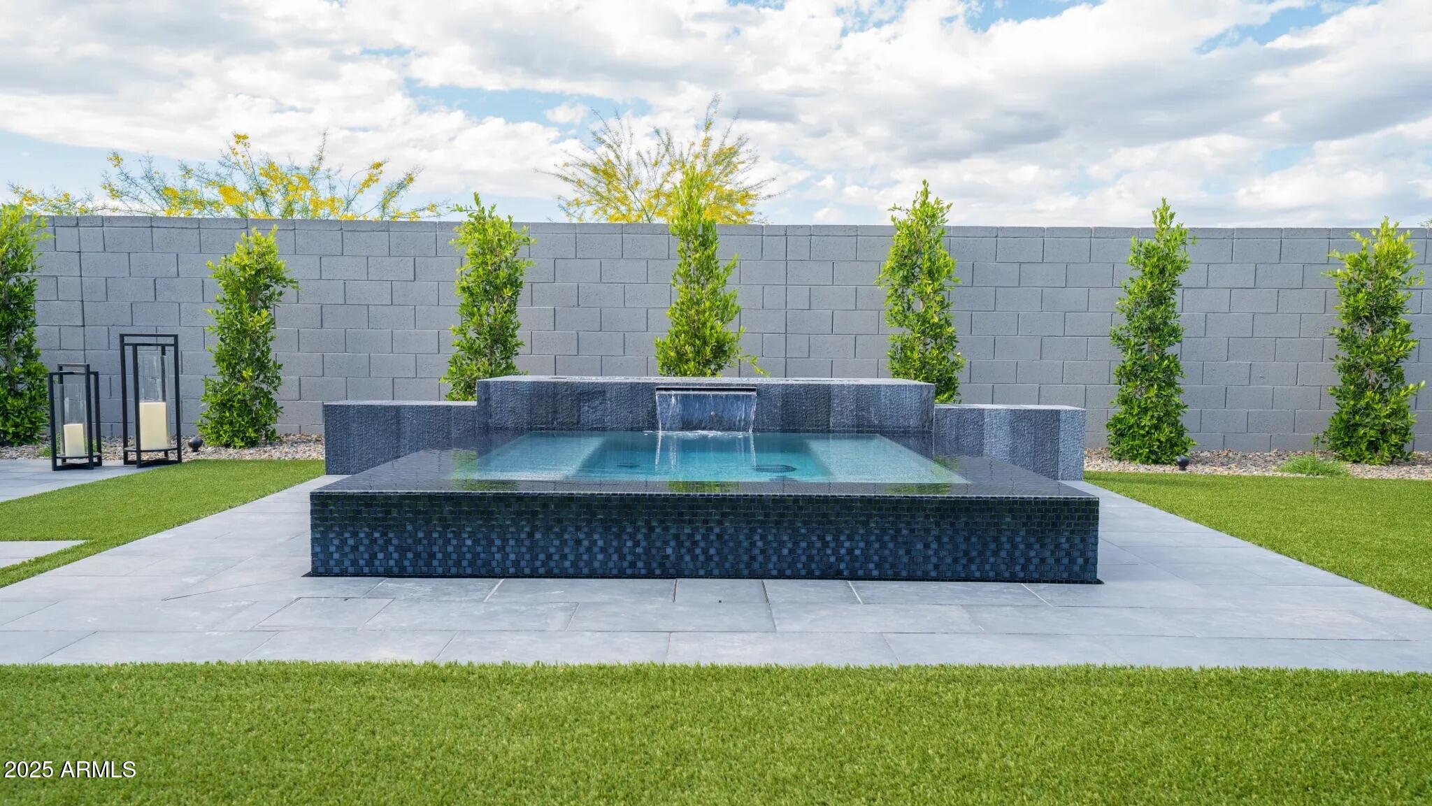 1946 W HORSETAIL Trail