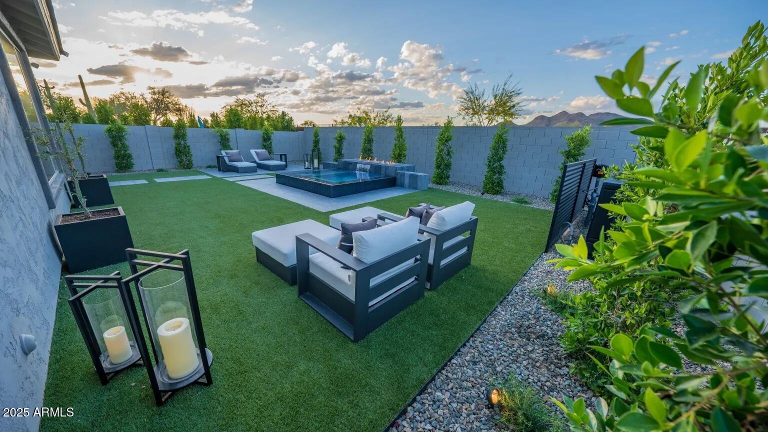 1946 W HORSETAIL Trail