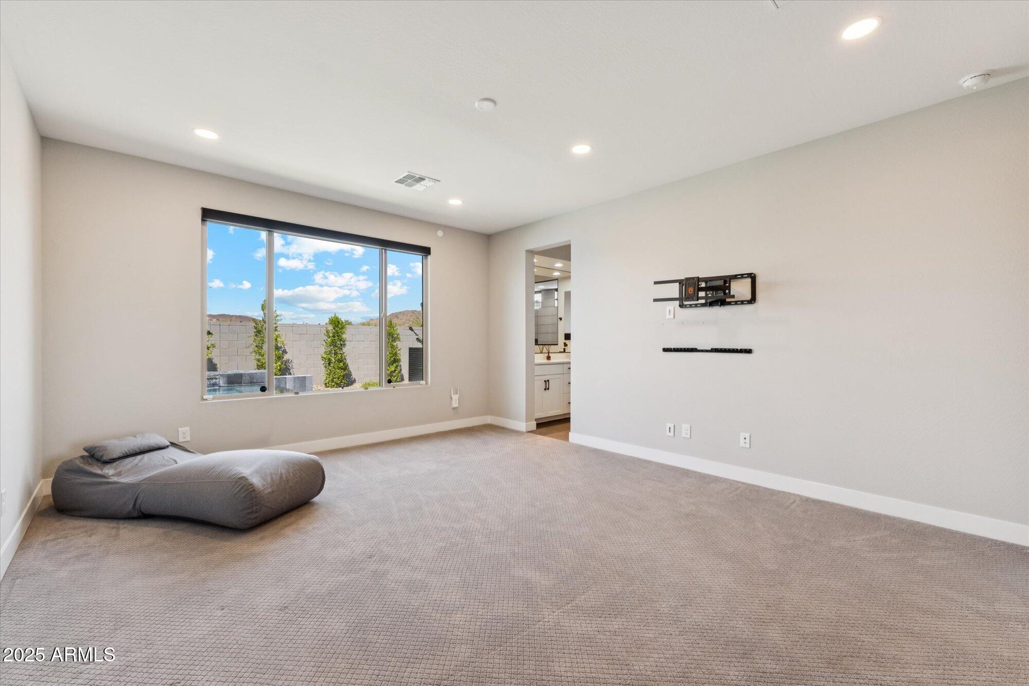 1946 W HORSETAIL Trail