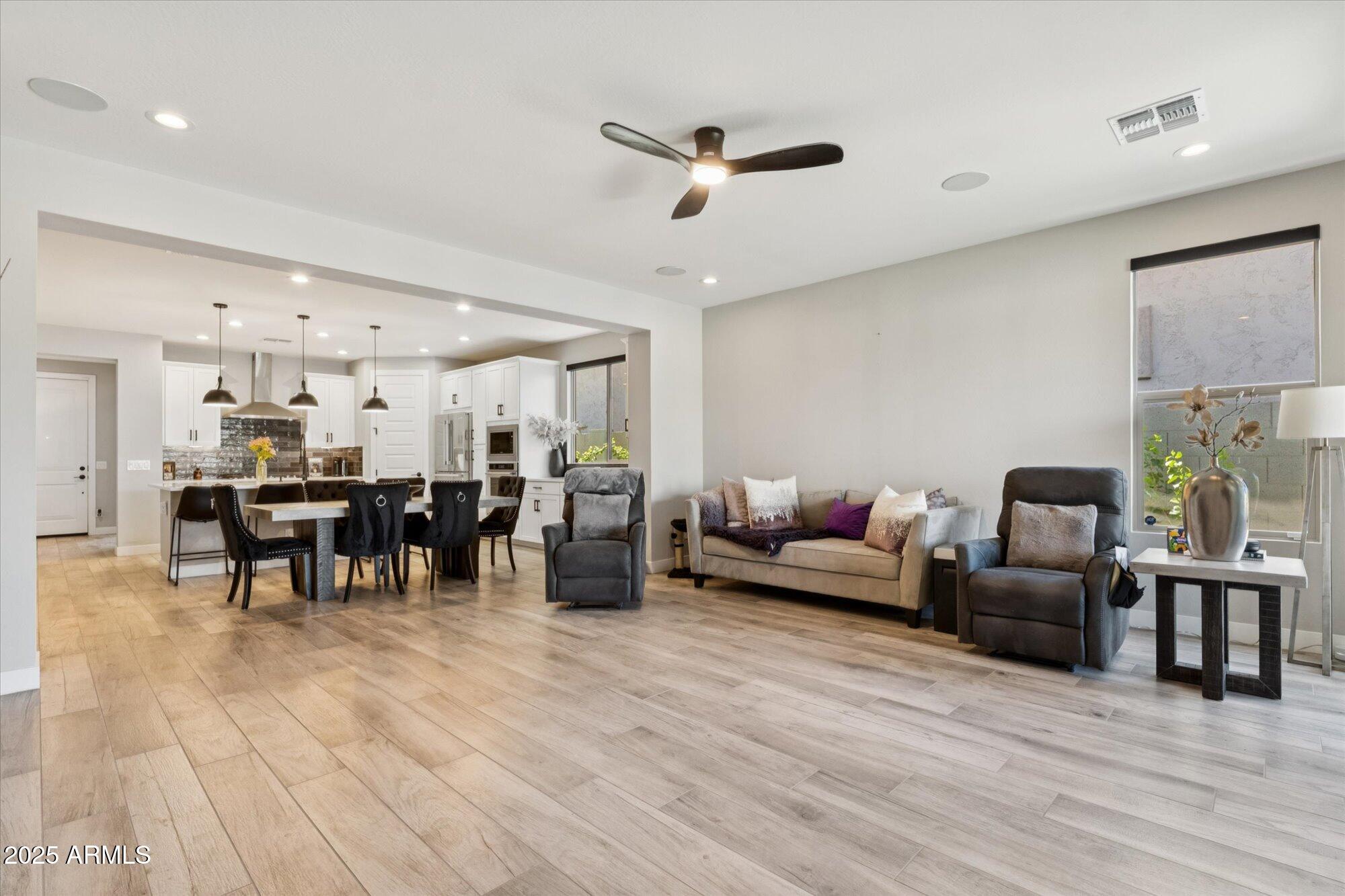 1946 W HORSETAIL Trail