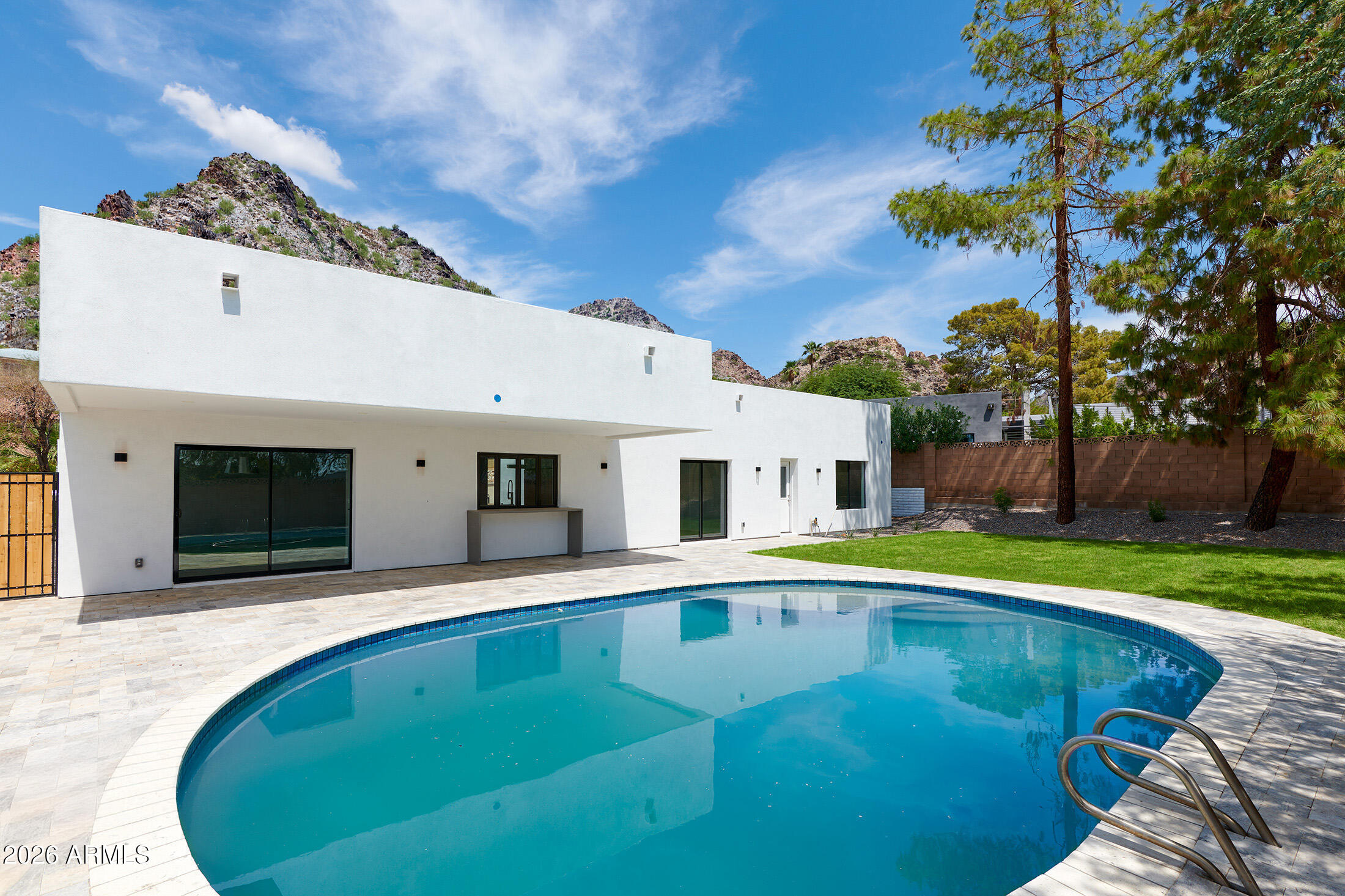 2423 E LINCOLN Circle