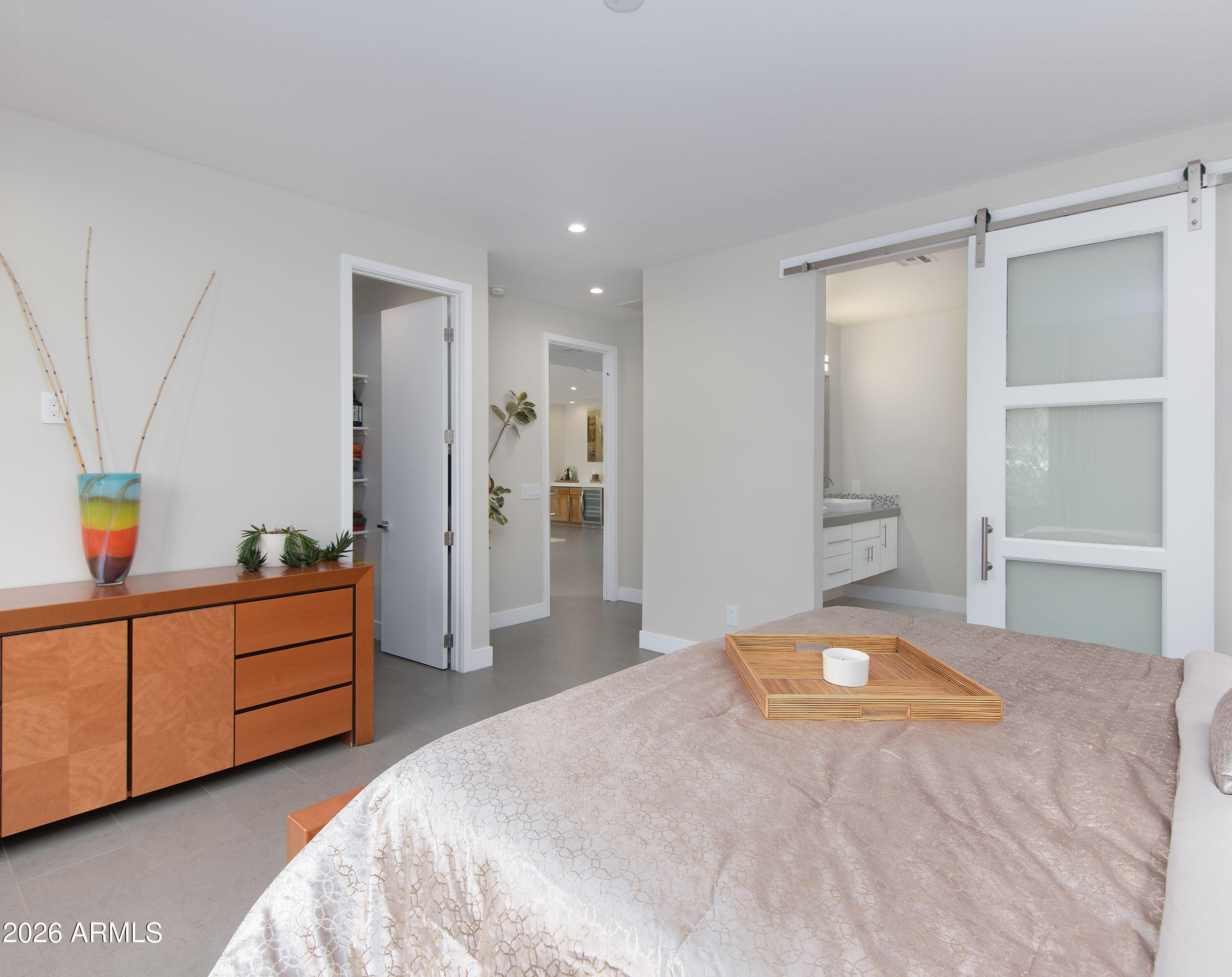 2423 E LINCOLN Circle