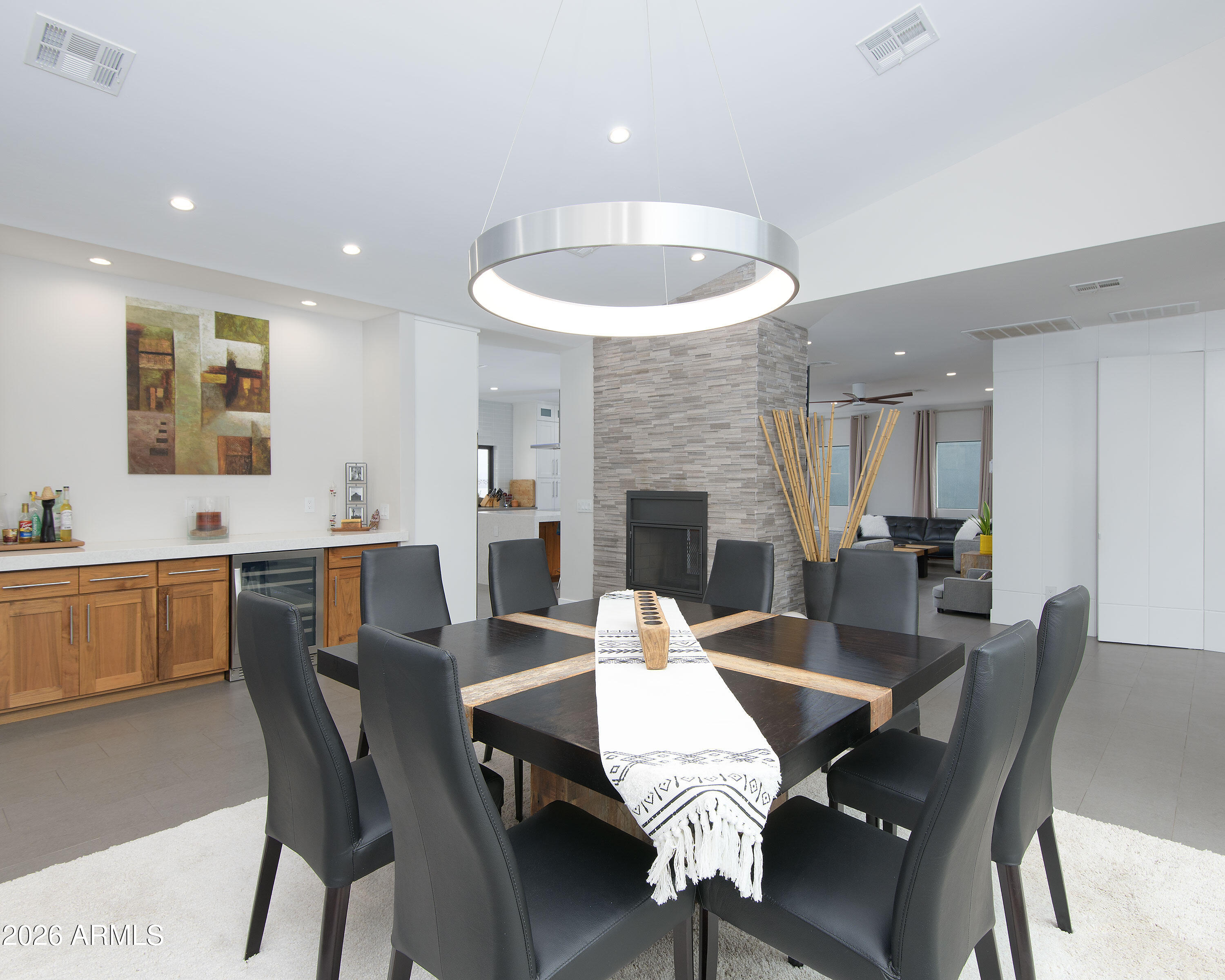 2423 E LINCOLN Circle