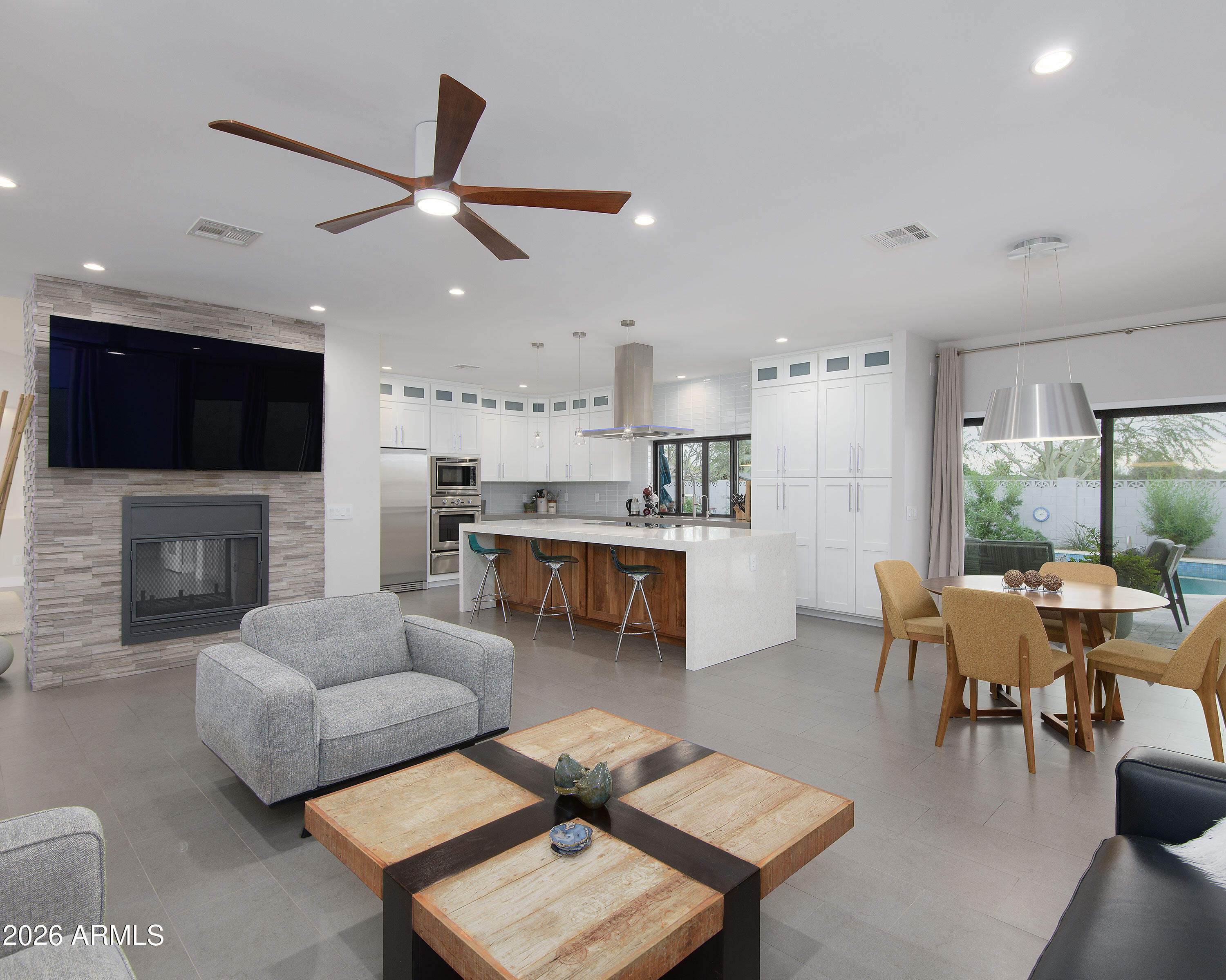 2423 E LINCOLN Circle