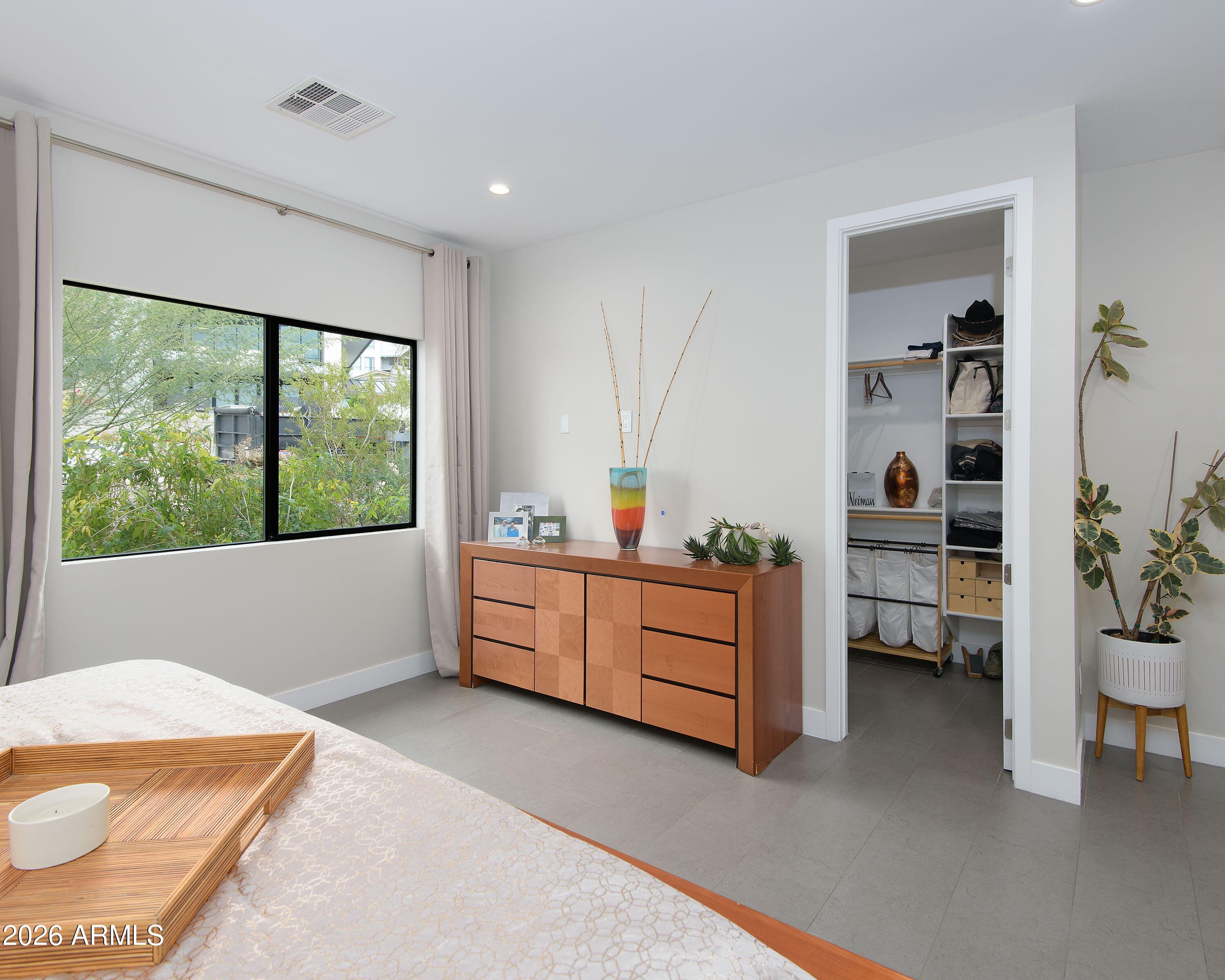 2423 E LINCOLN Circle