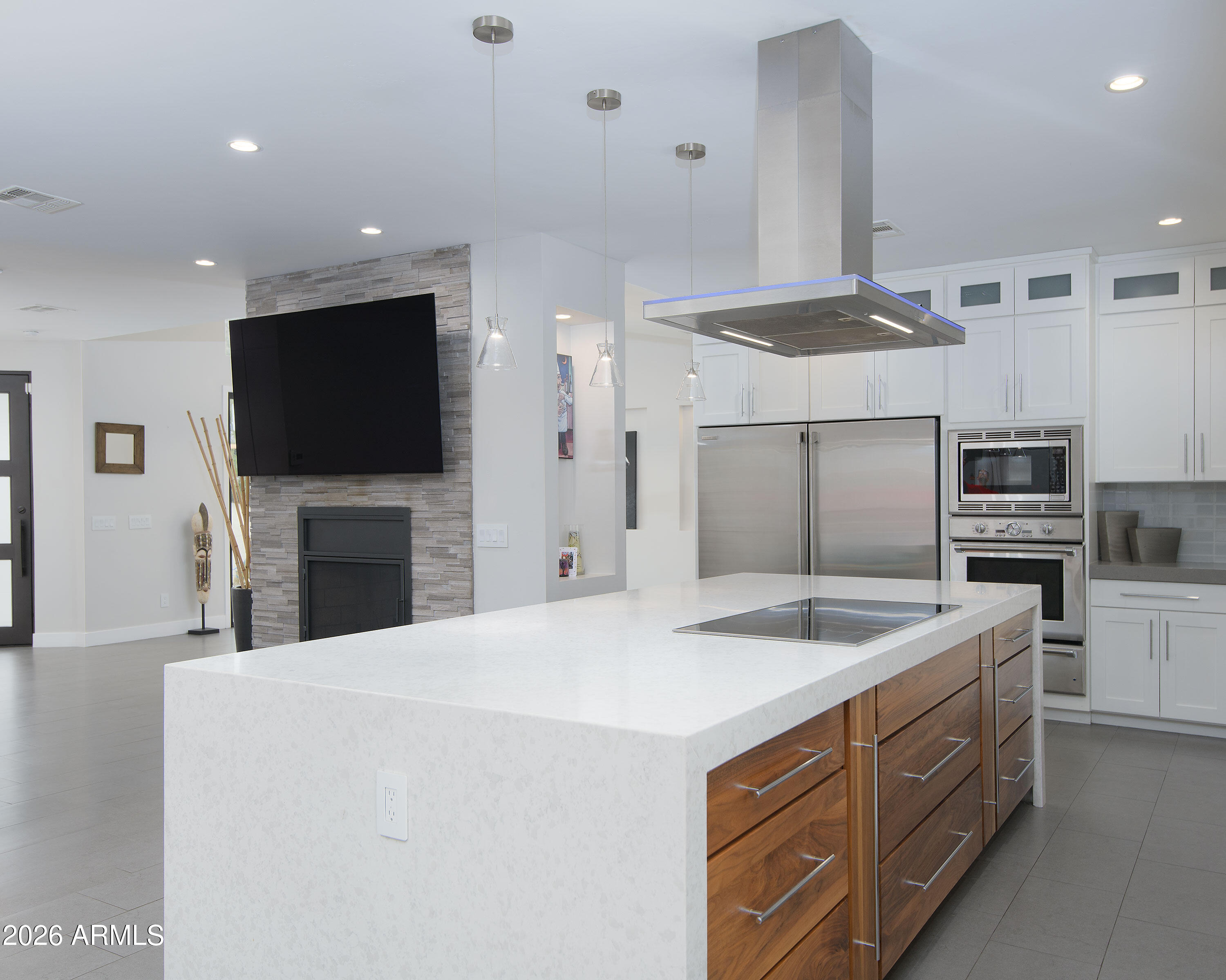 2423 E LINCOLN Circle