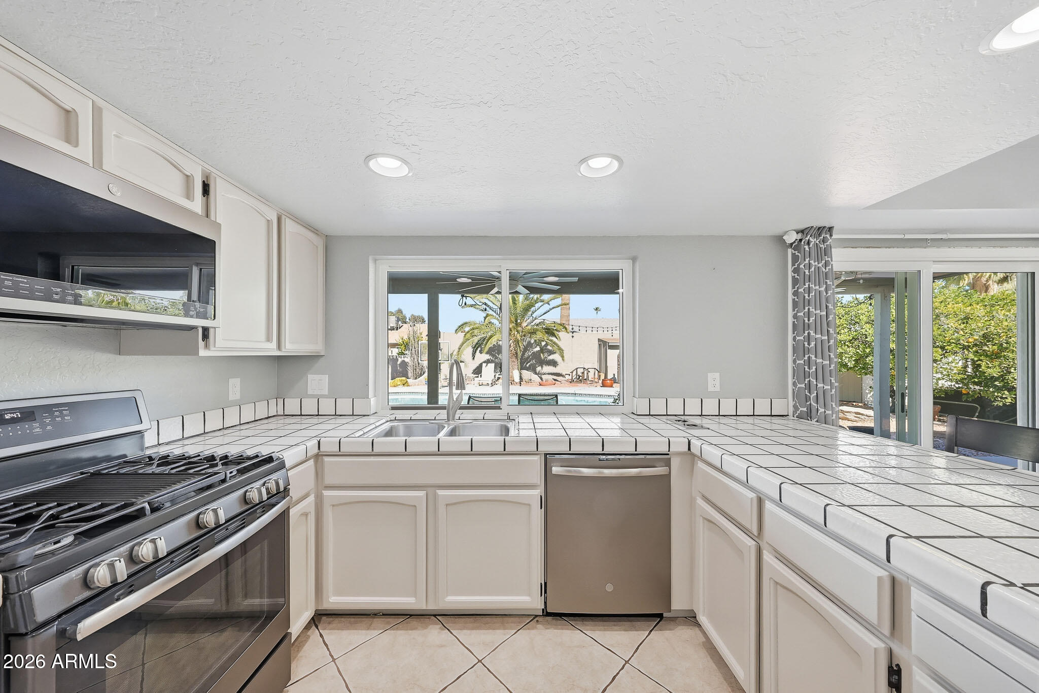 612 E BROOK HOLLOW Drive