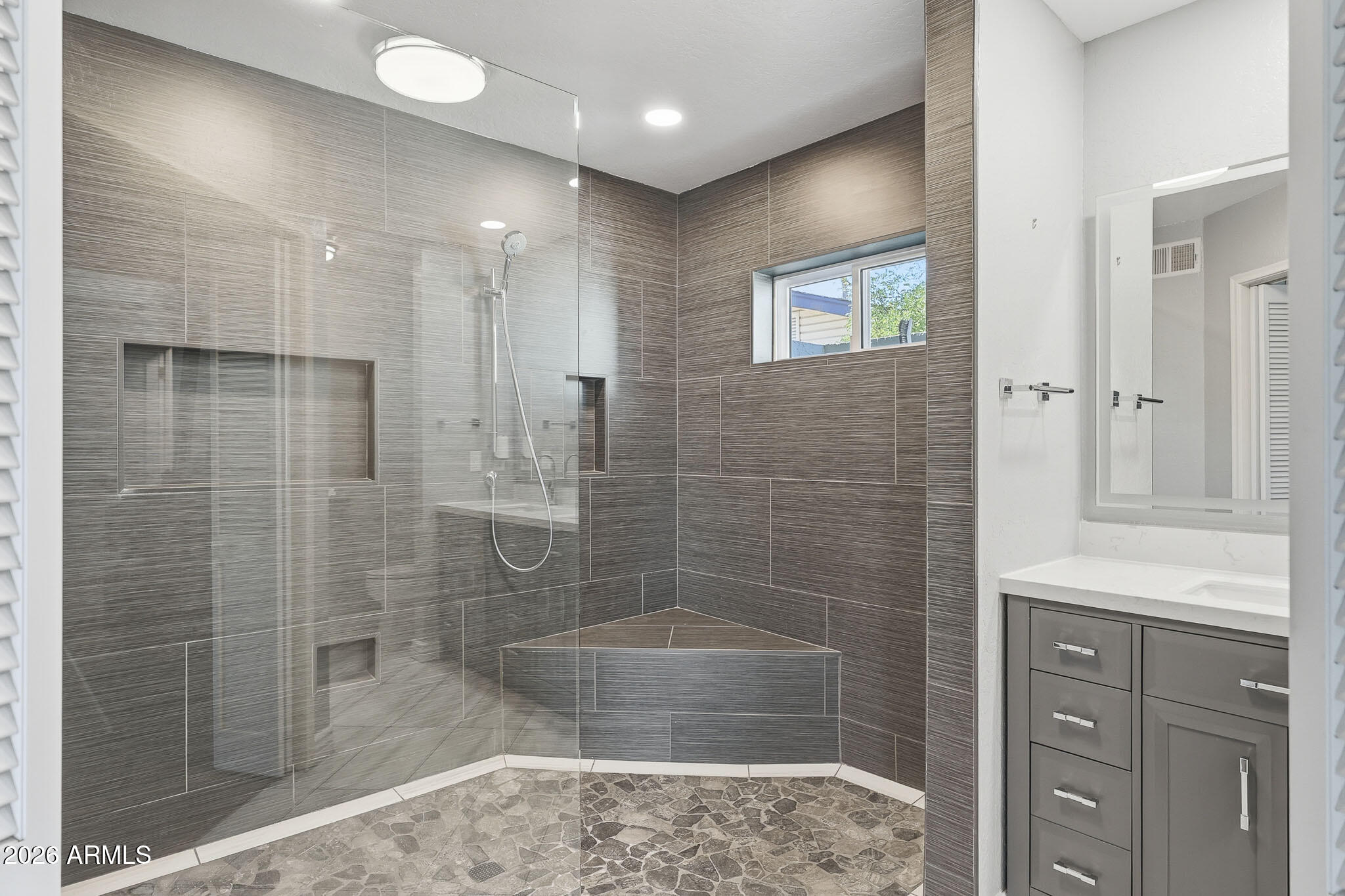 612 E BROOK HOLLOW Drive