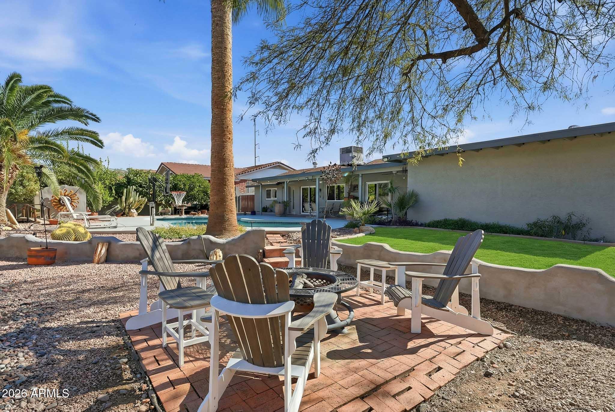 612 E BROOK HOLLOW Drive