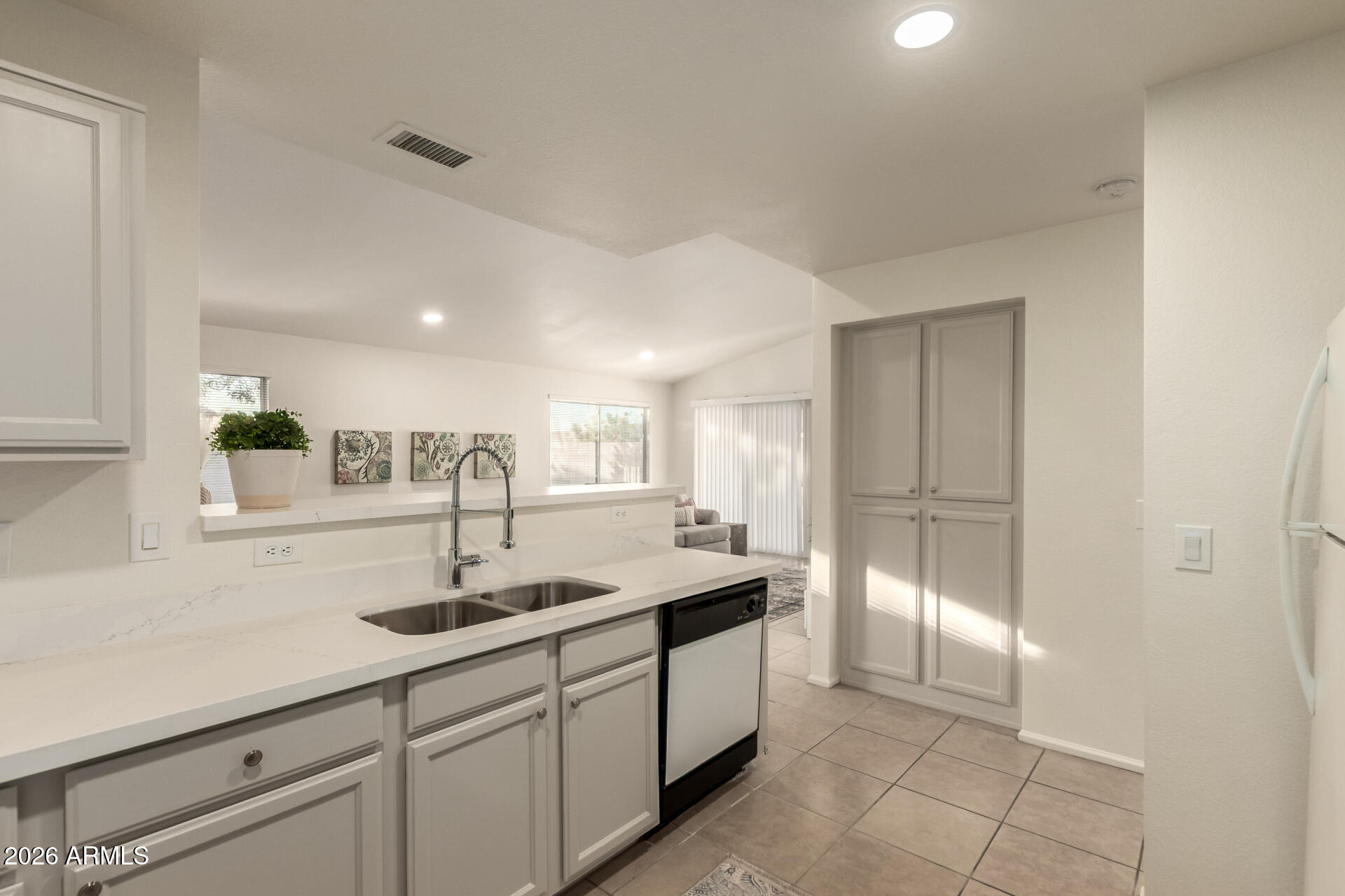 10736 W TURNEY Avenue