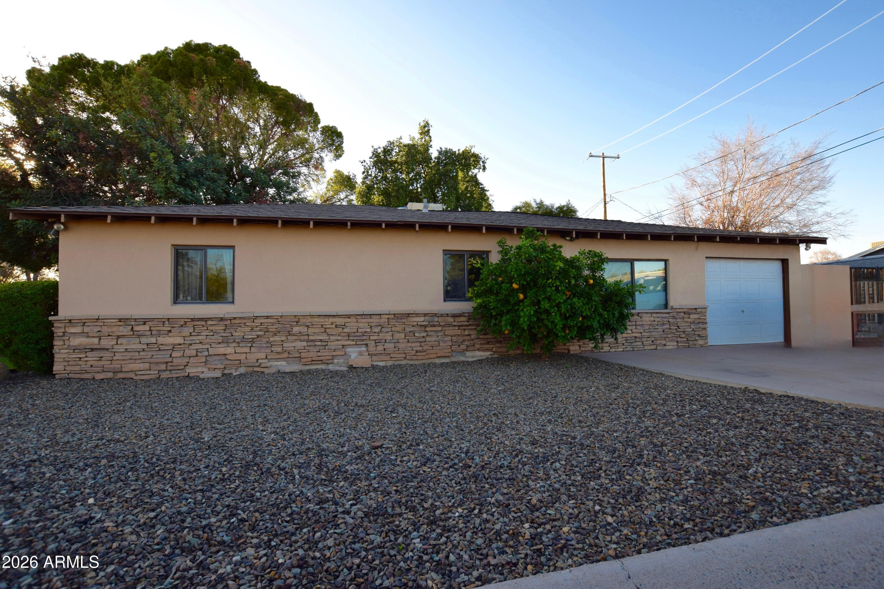 946 E DENTON Lane