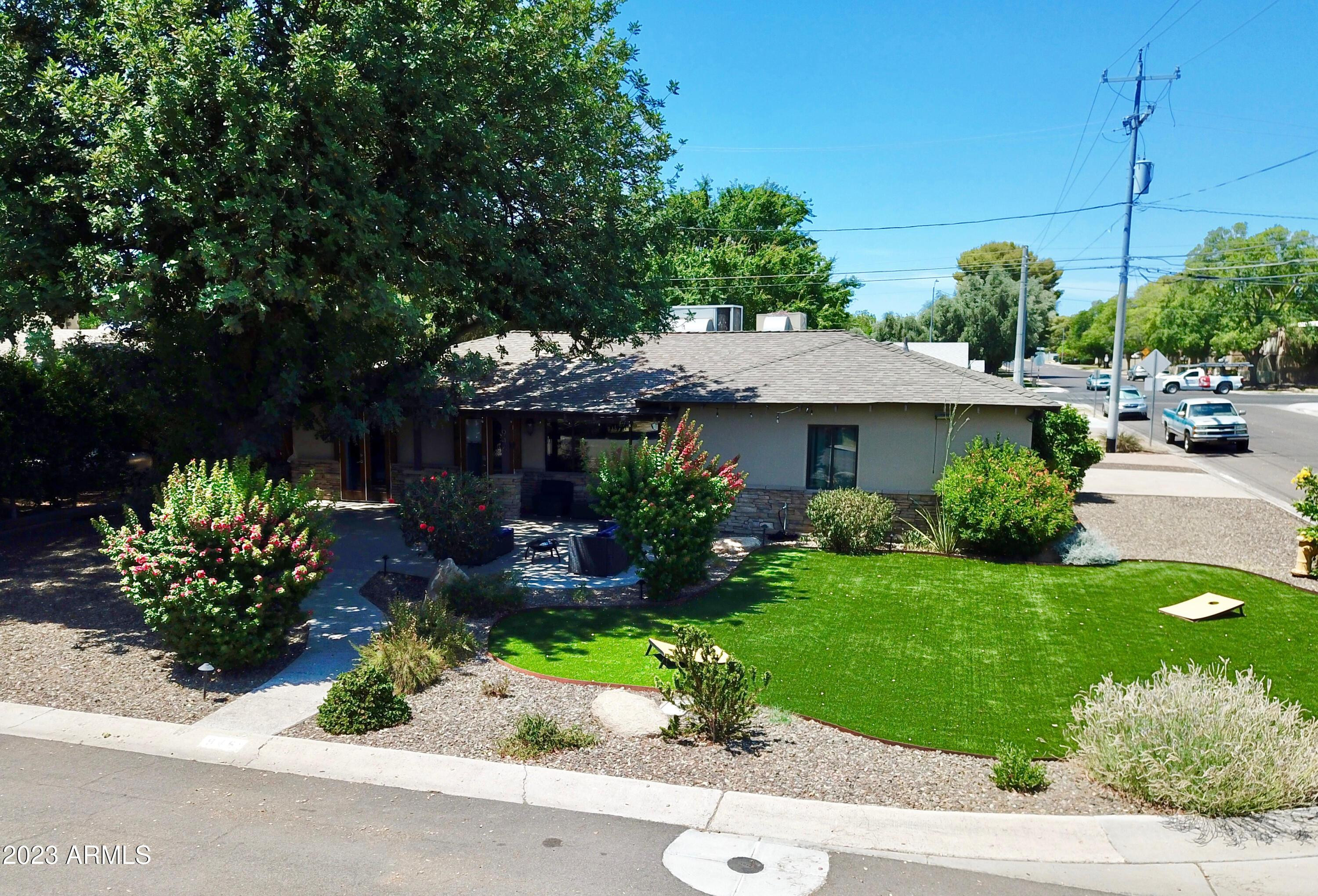 946 E DENTON Lane