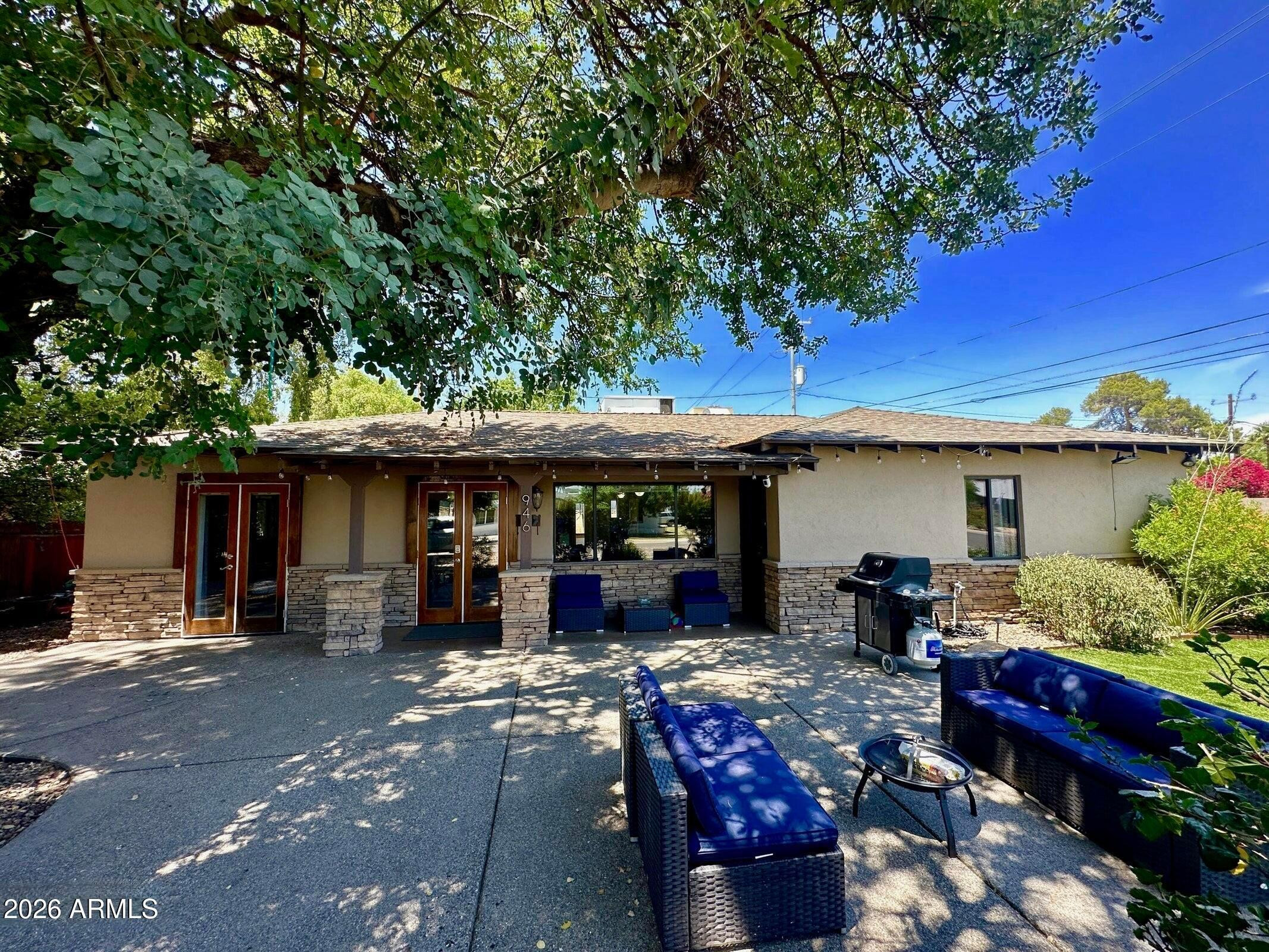 946 E DENTON Lane