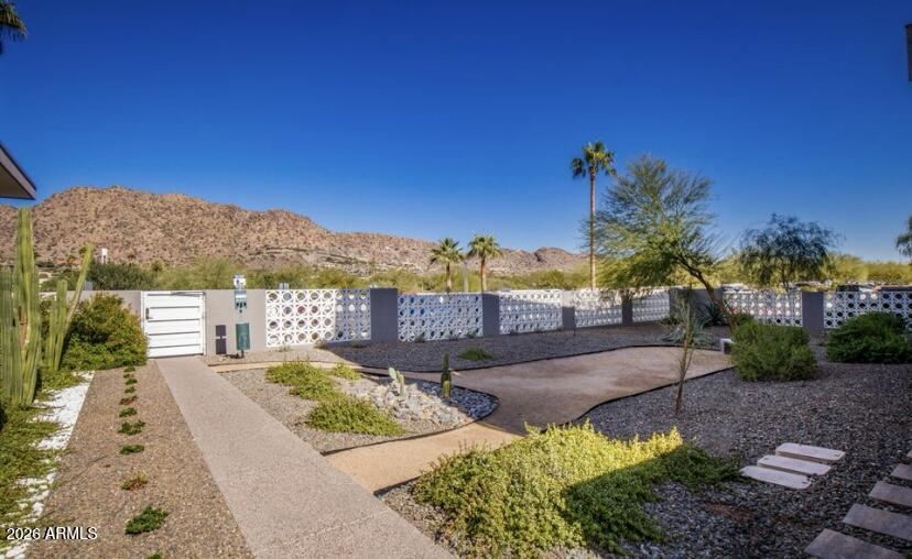 5455 E LINCOLN Drive 2001