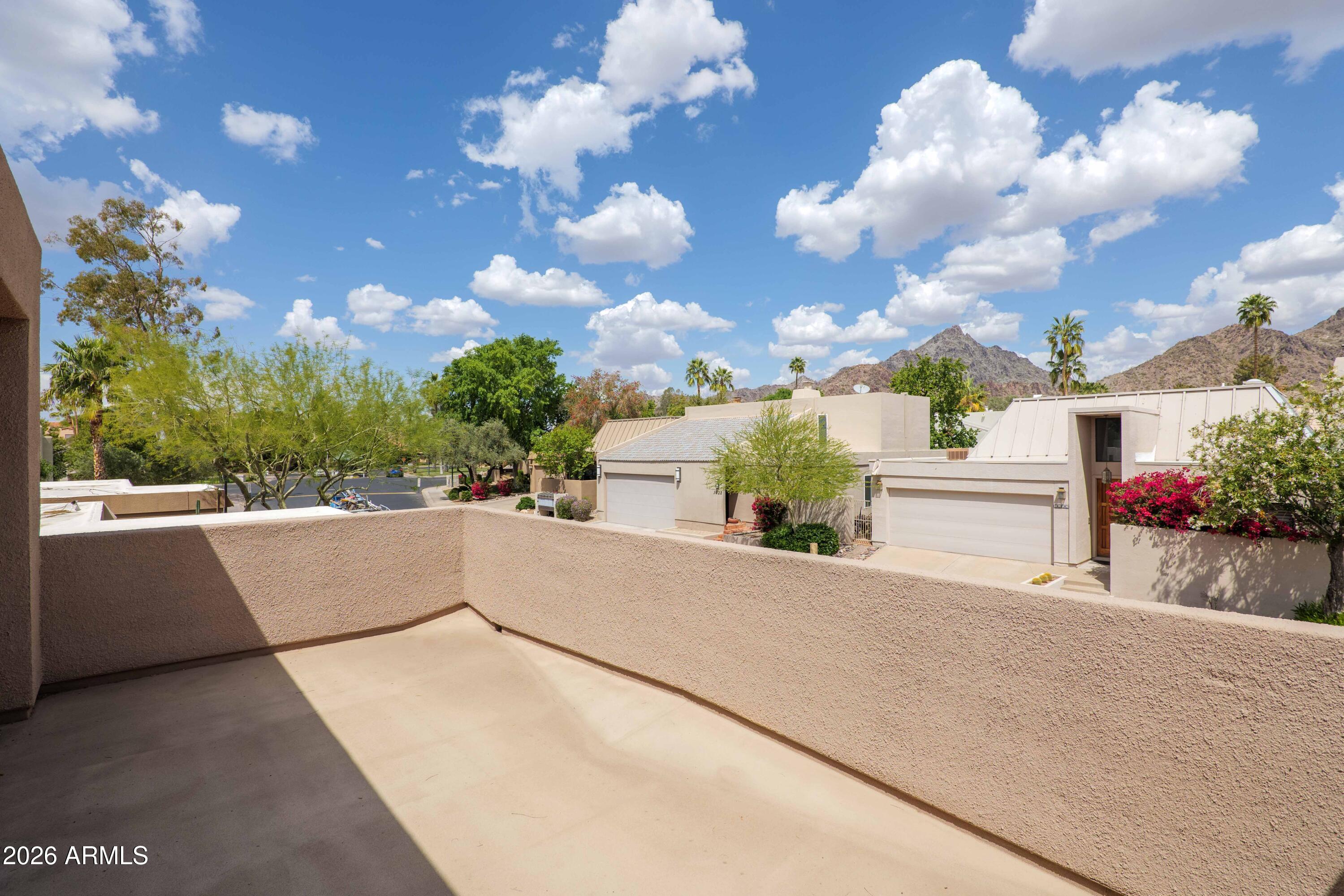 3033 E CLAREMONT Avenue