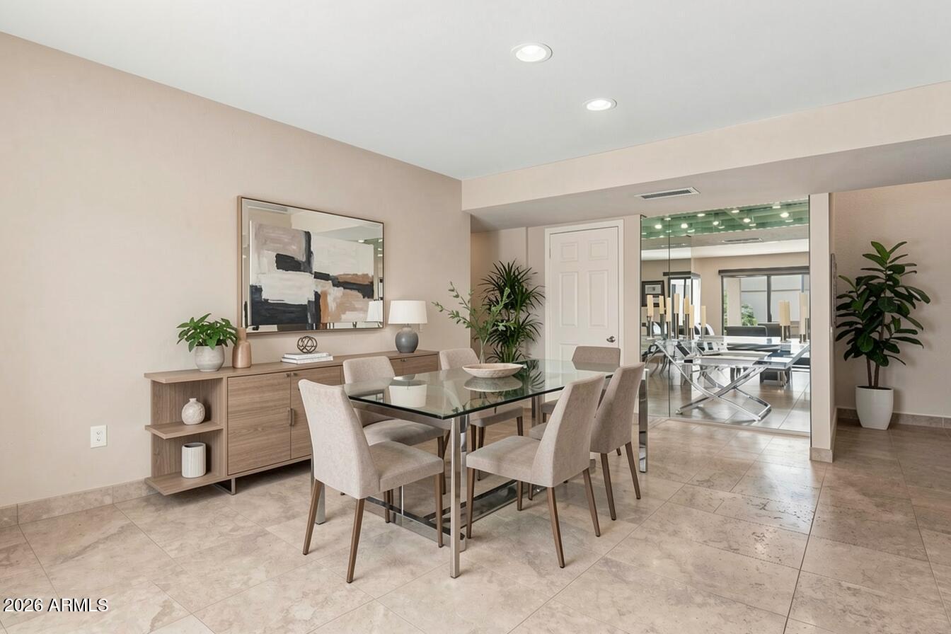 3033 E CLAREMONT Avenue