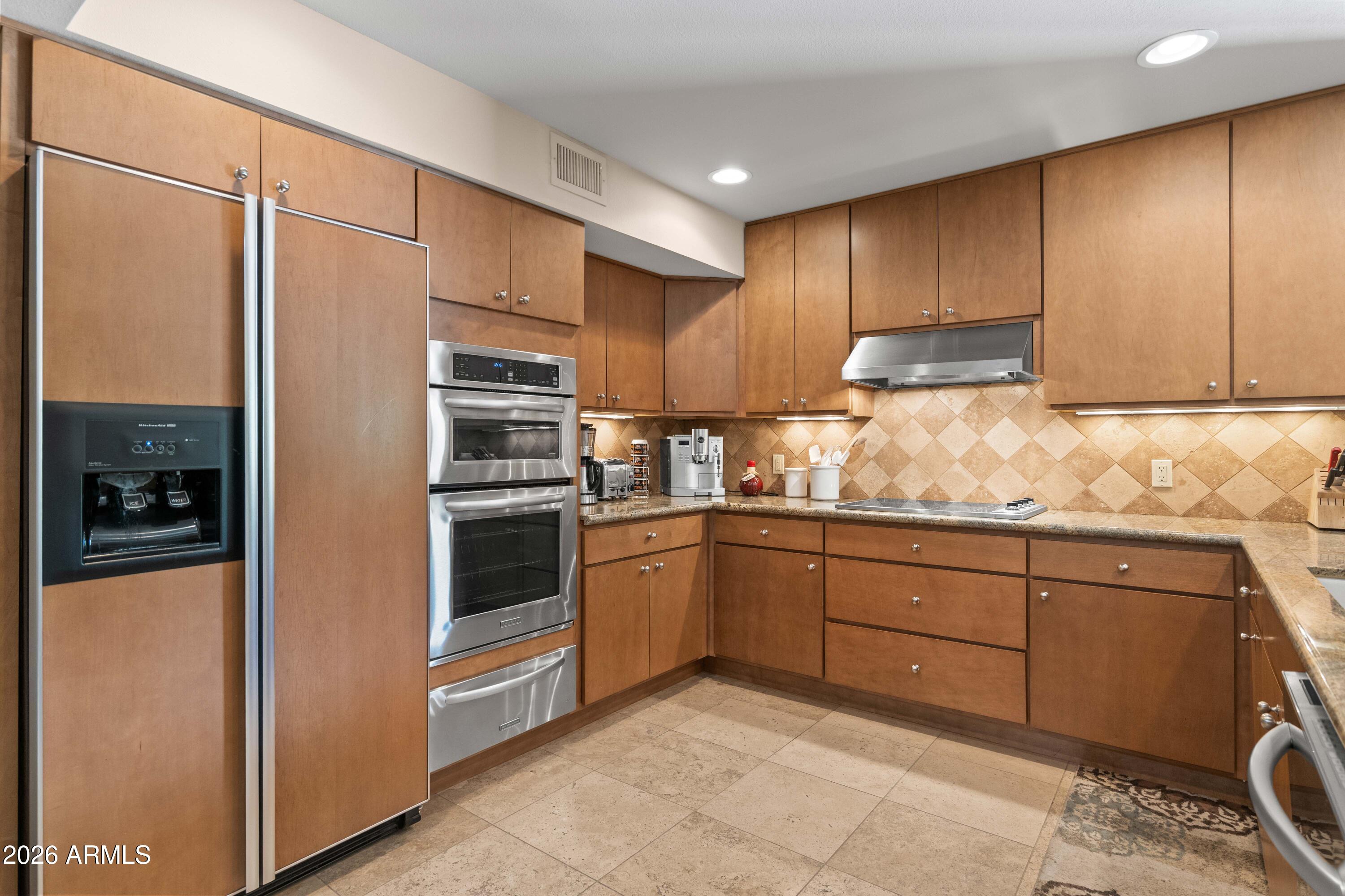 3033 E CLAREMONT Avenue