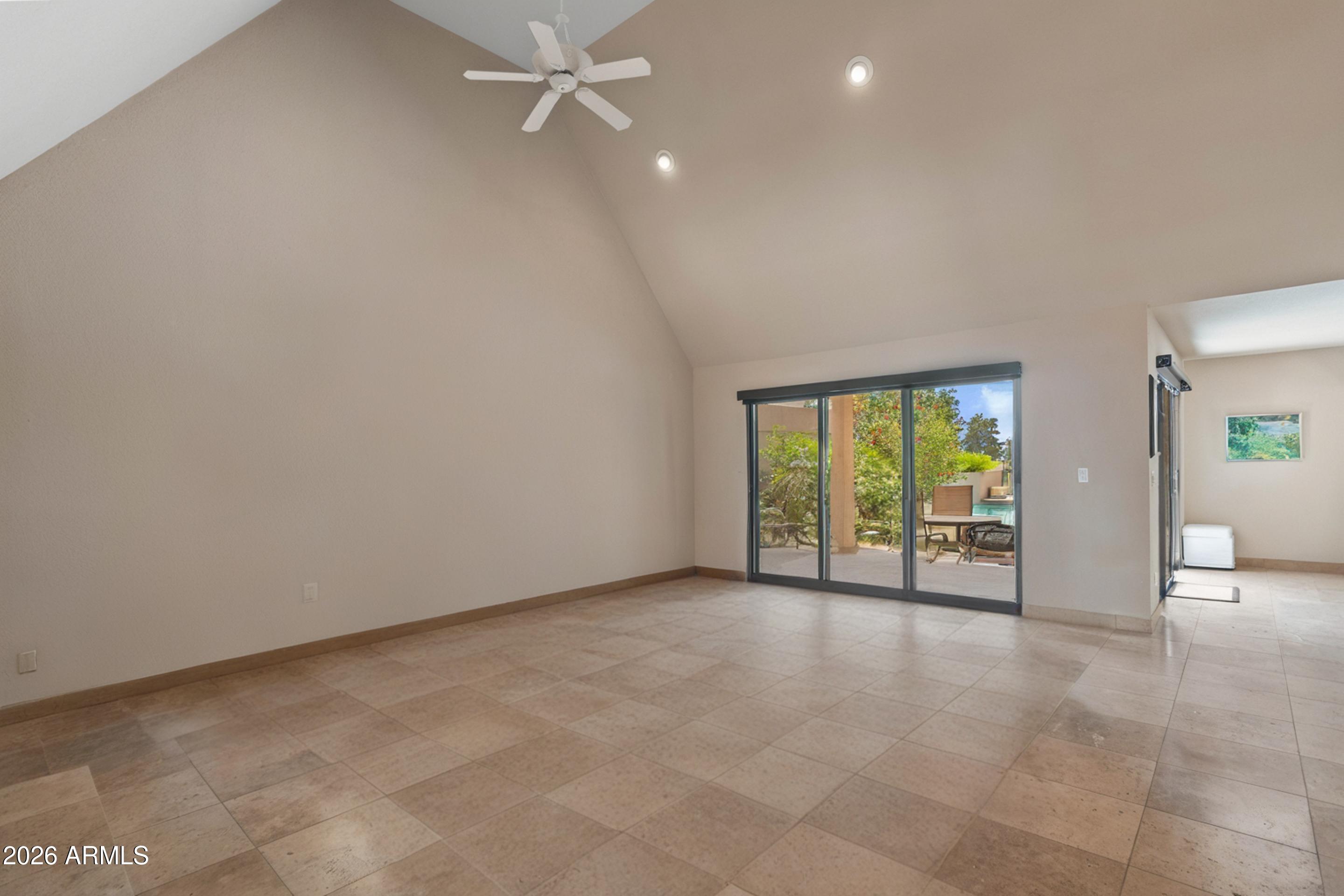 3033 E CLAREMONT Avenue