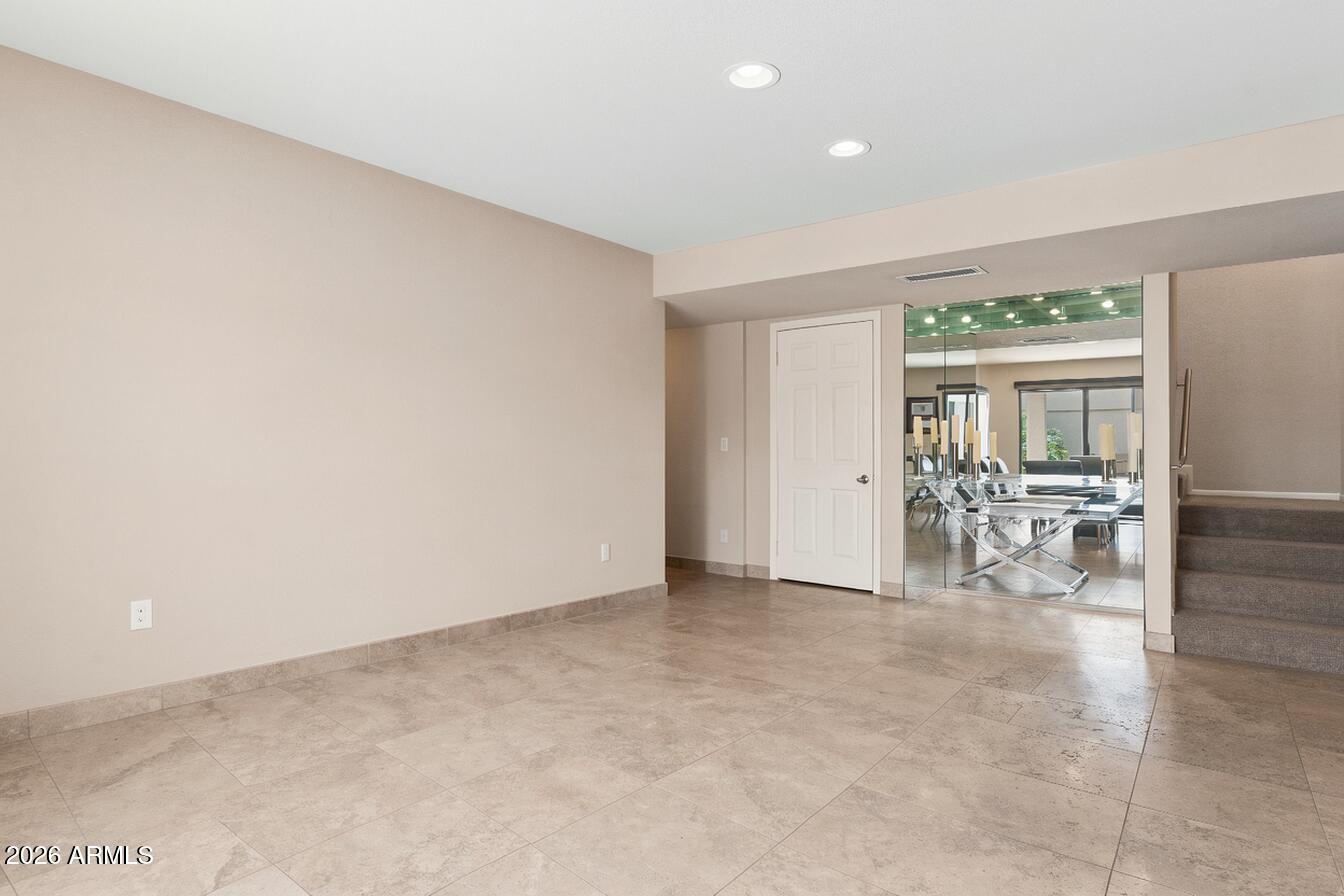 3033 E CLAREMONT Avenue