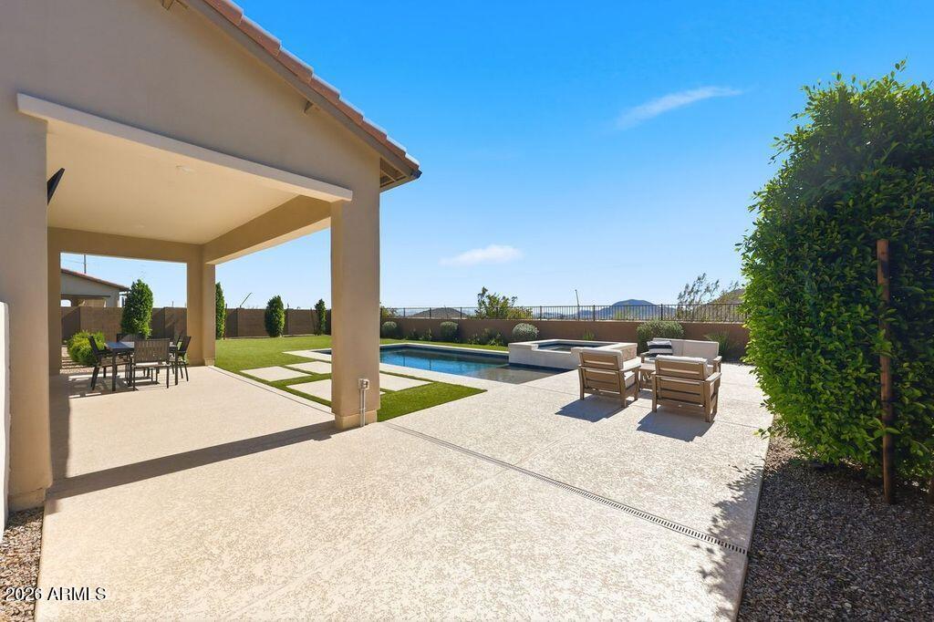 2209 E FALLEN LEAF Lane