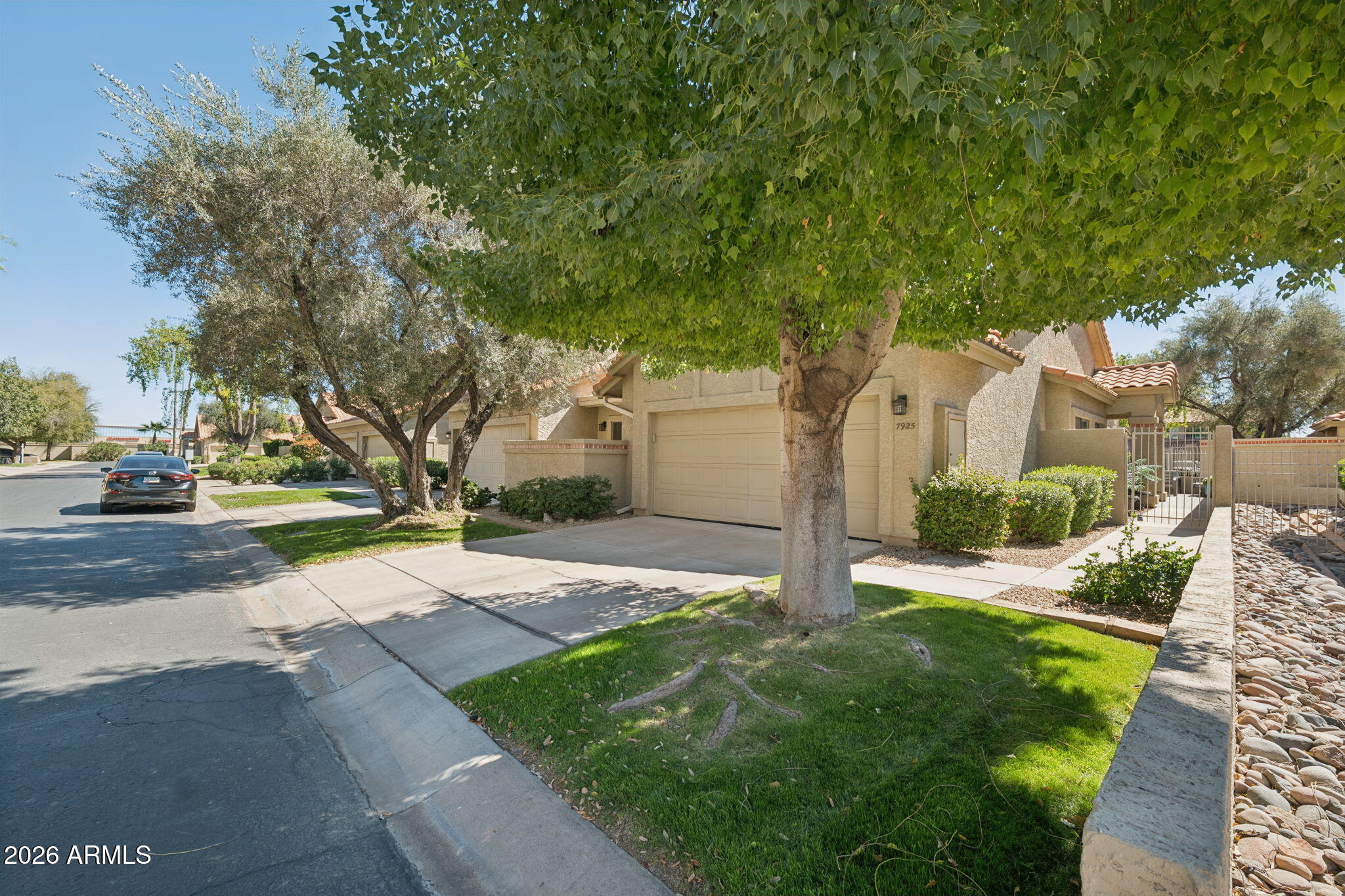 7925 E PEPPER TREE Lane