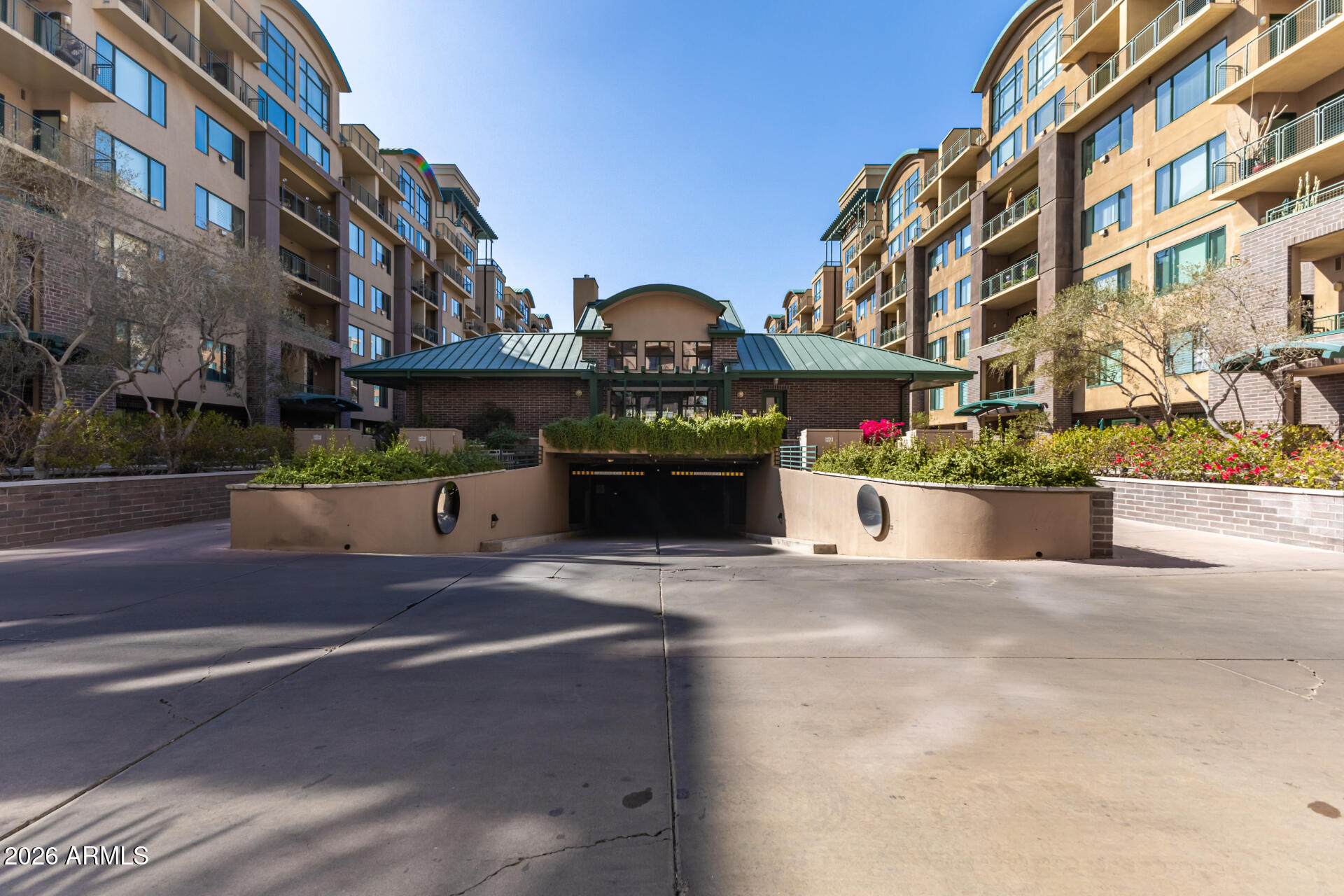 2302 N CENTRAL Avenue 404