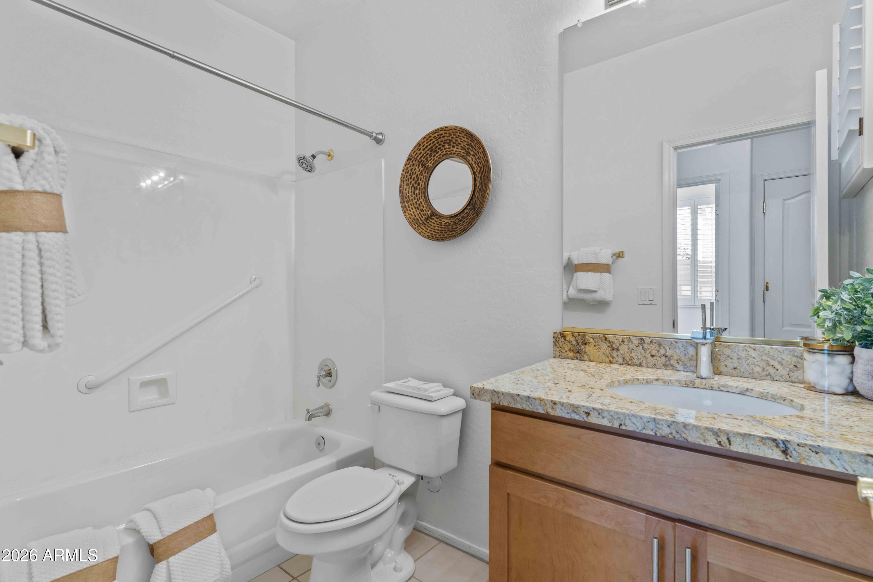 5121 E WALLACE Avenue