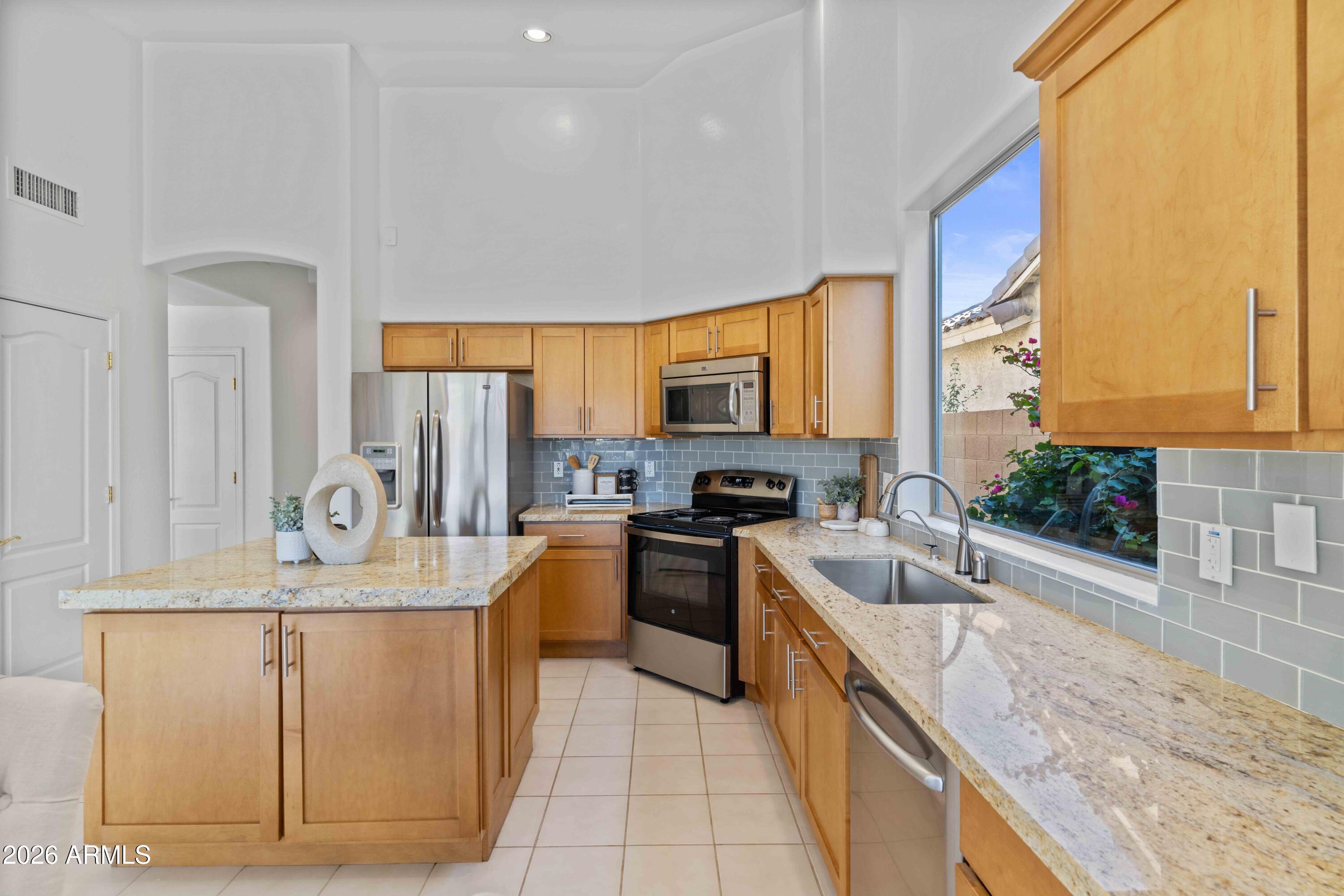 5121 E WALLACE Avenue