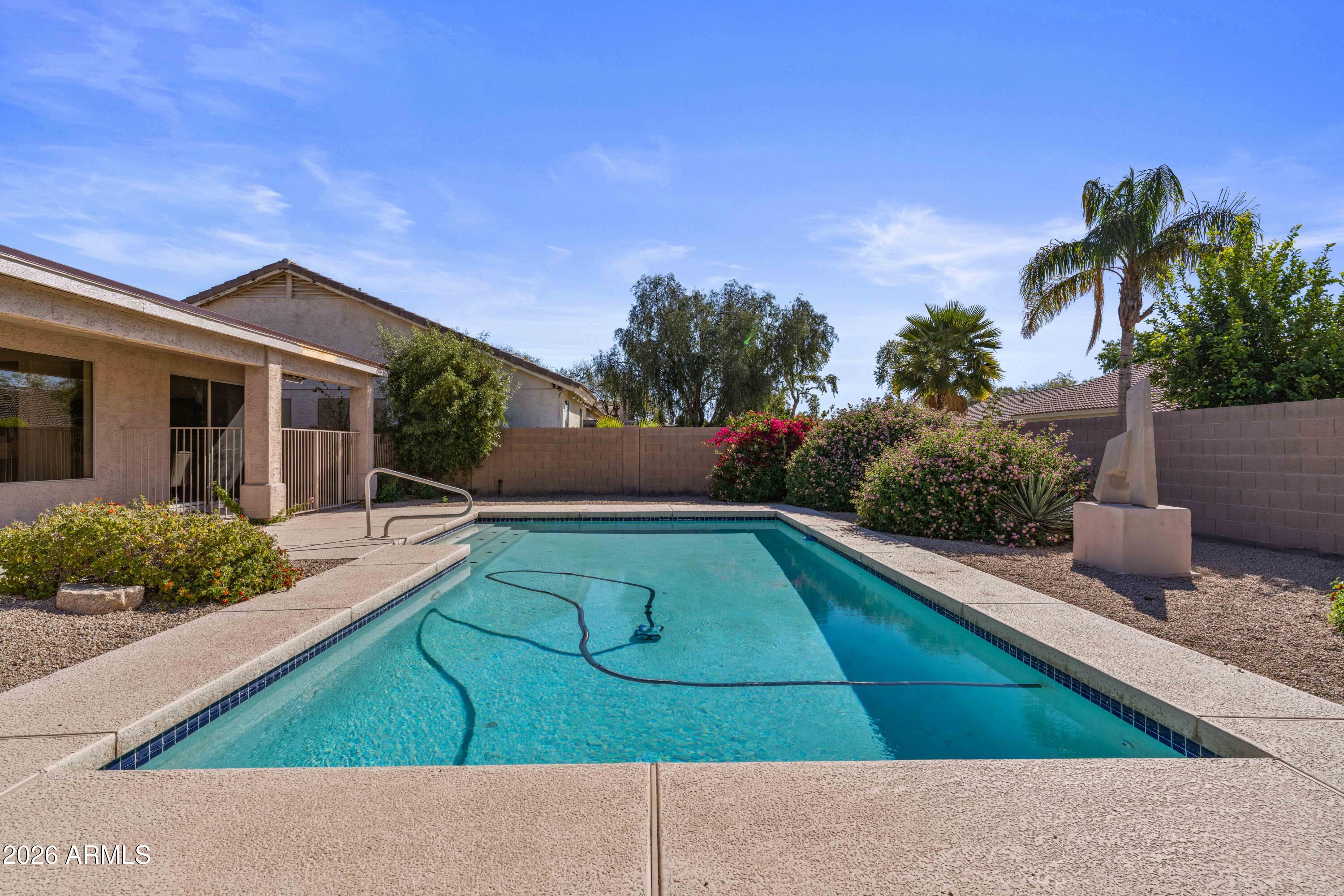 5121 E WALLACE Avenue