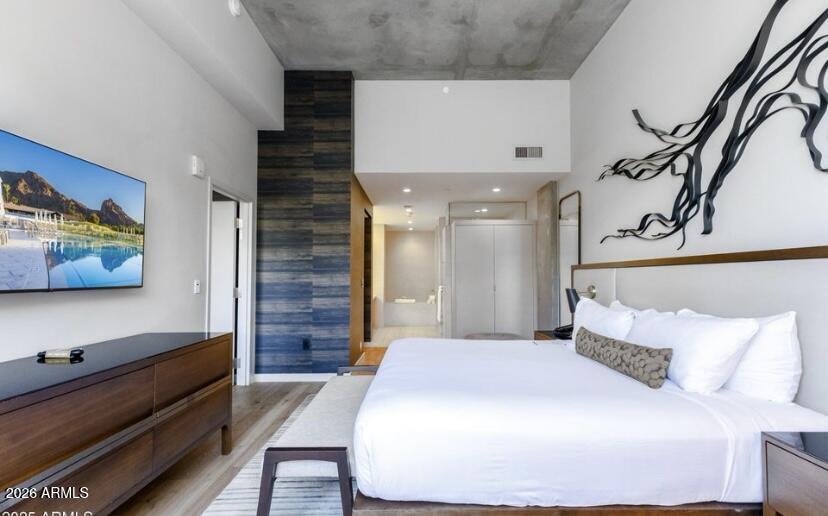 5455 E LINCOLN Drive 2001