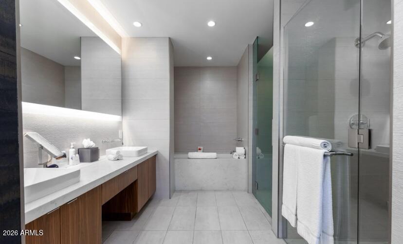 5455 E LINCOLN Drive 2001