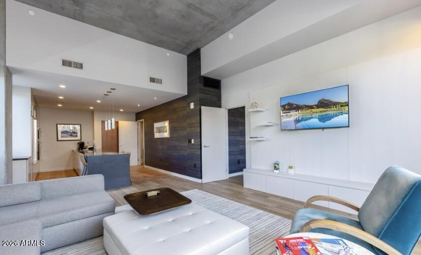 5455 E LINCOLN Drive 2001