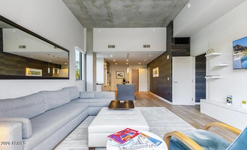 5455 E LINCOLN Drive 2001