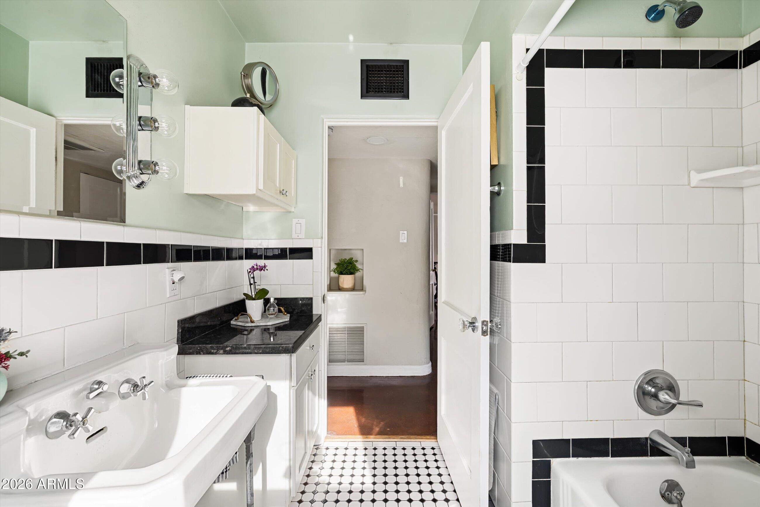 537 W VIRGINIA Avenue