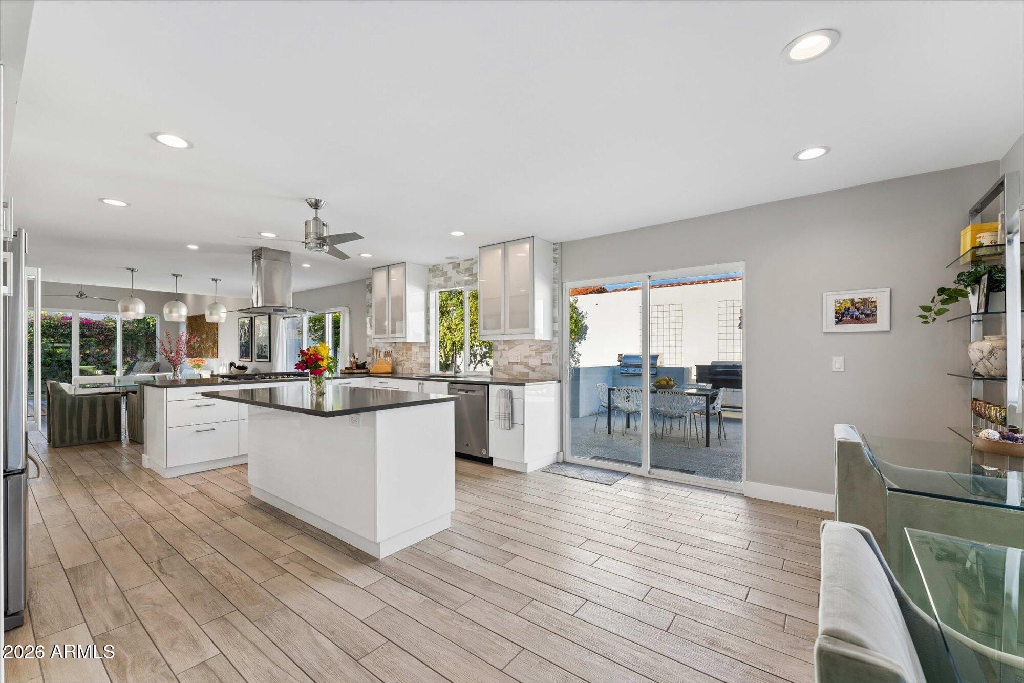 8626 E Via De La Escuela