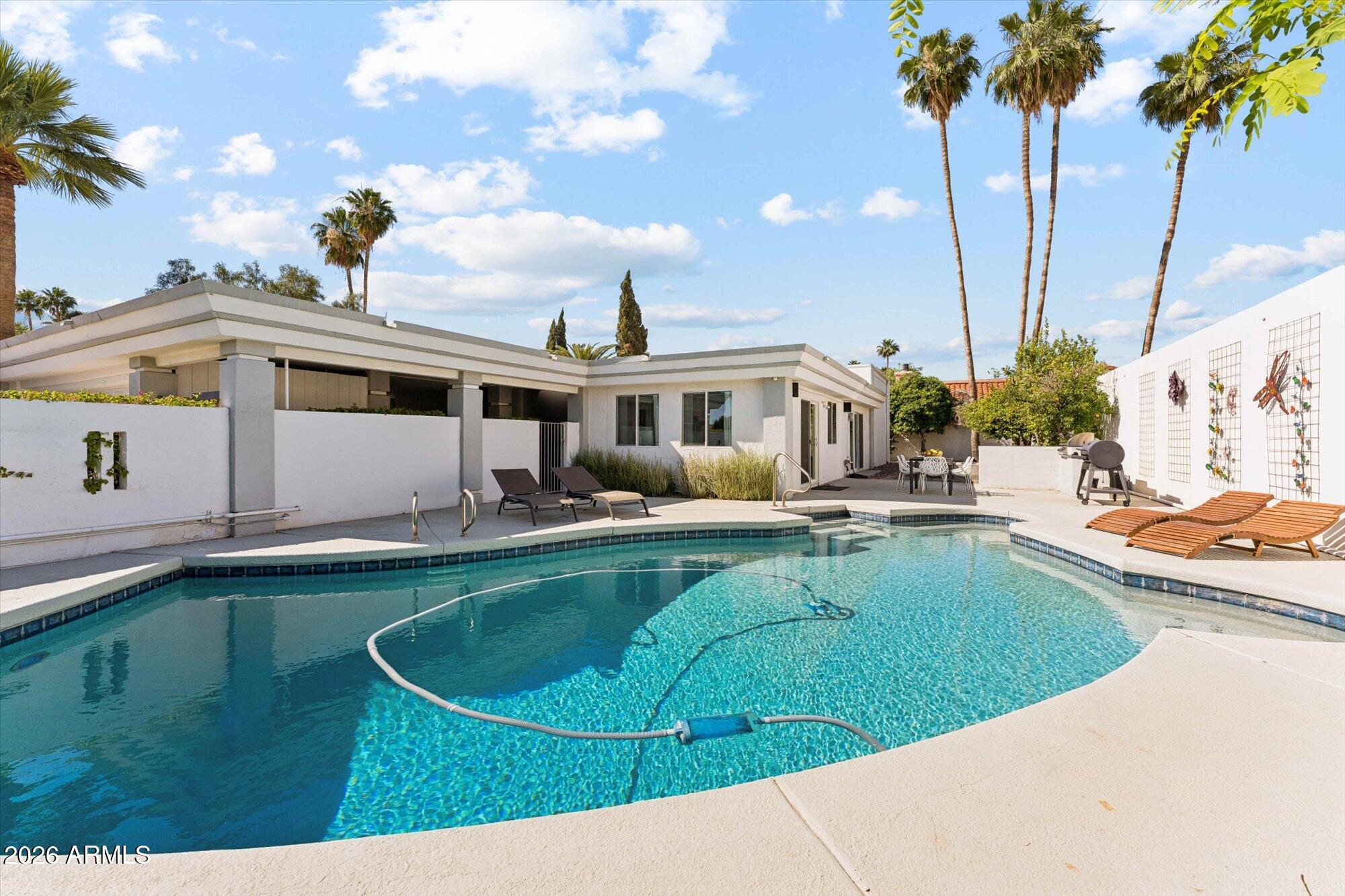 8626 E Via De La Escuela