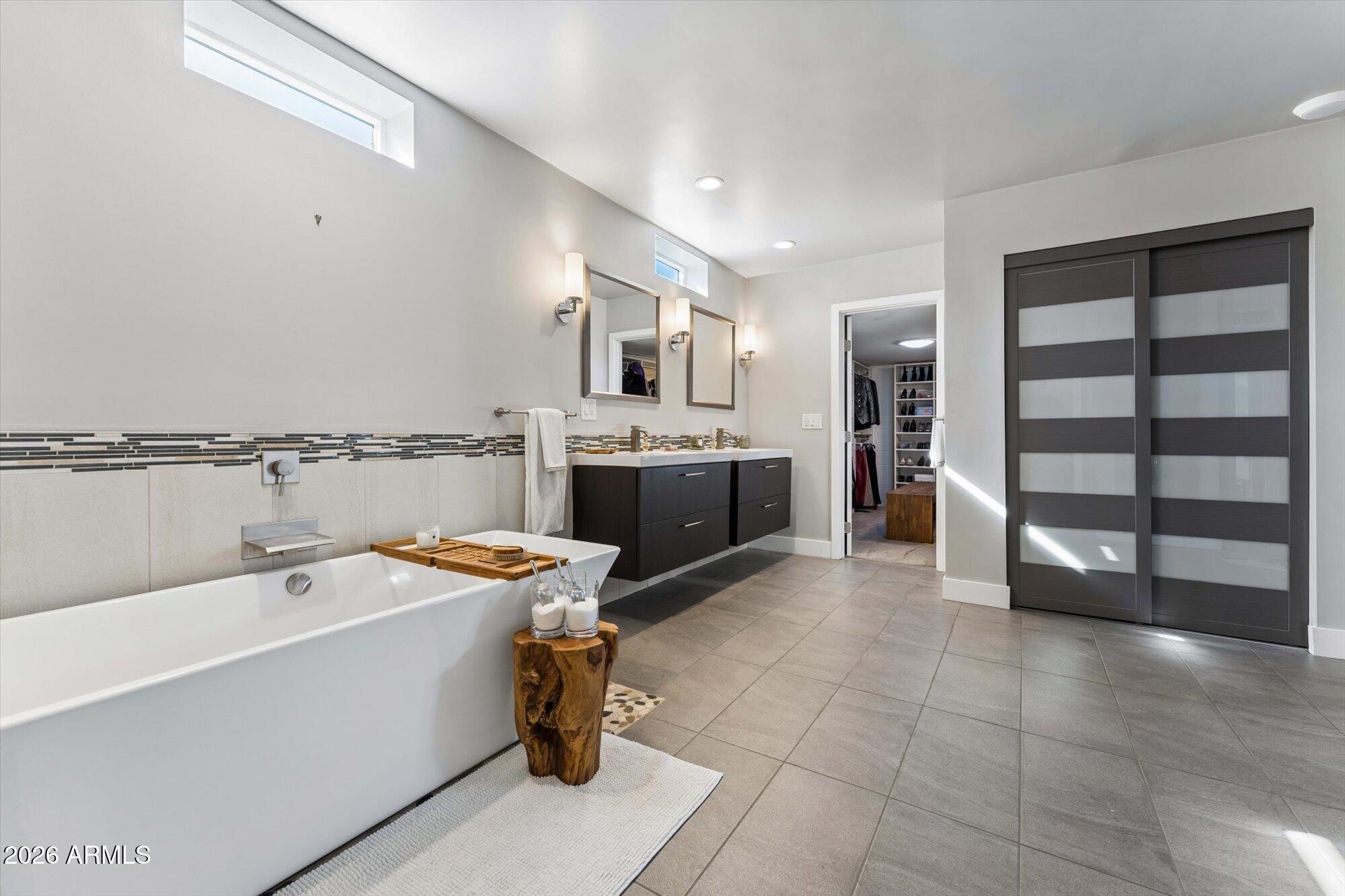 8626 E Via De La Escuela