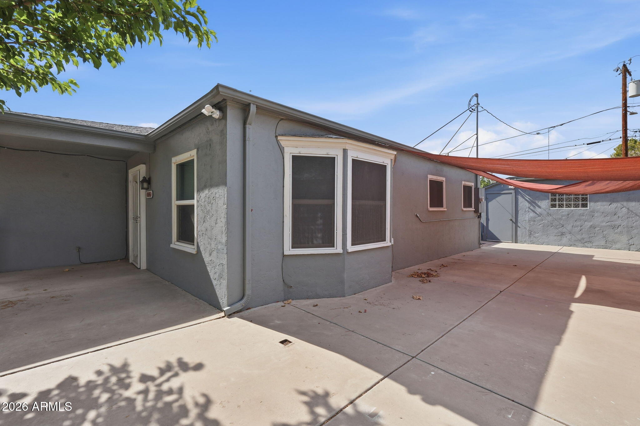 1046 E CLARENDON Avenue