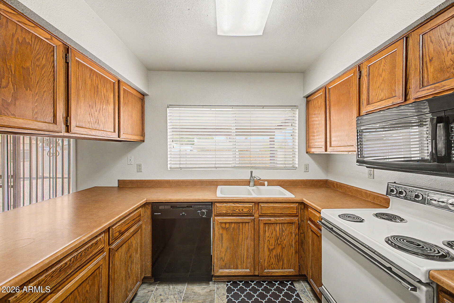 1068 W SANTA CRUZ Drive