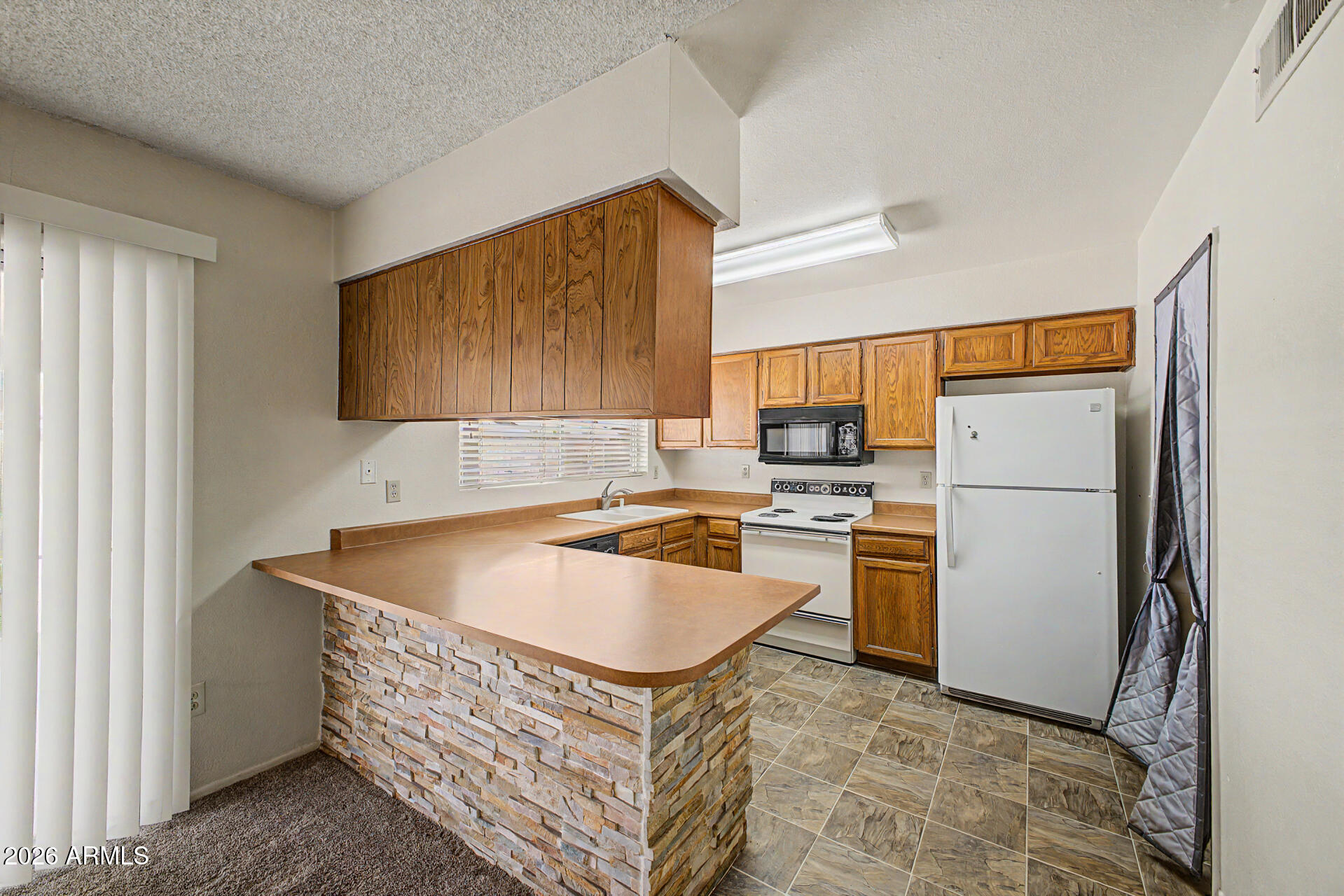 1068 W SANTA CRUZ Drive