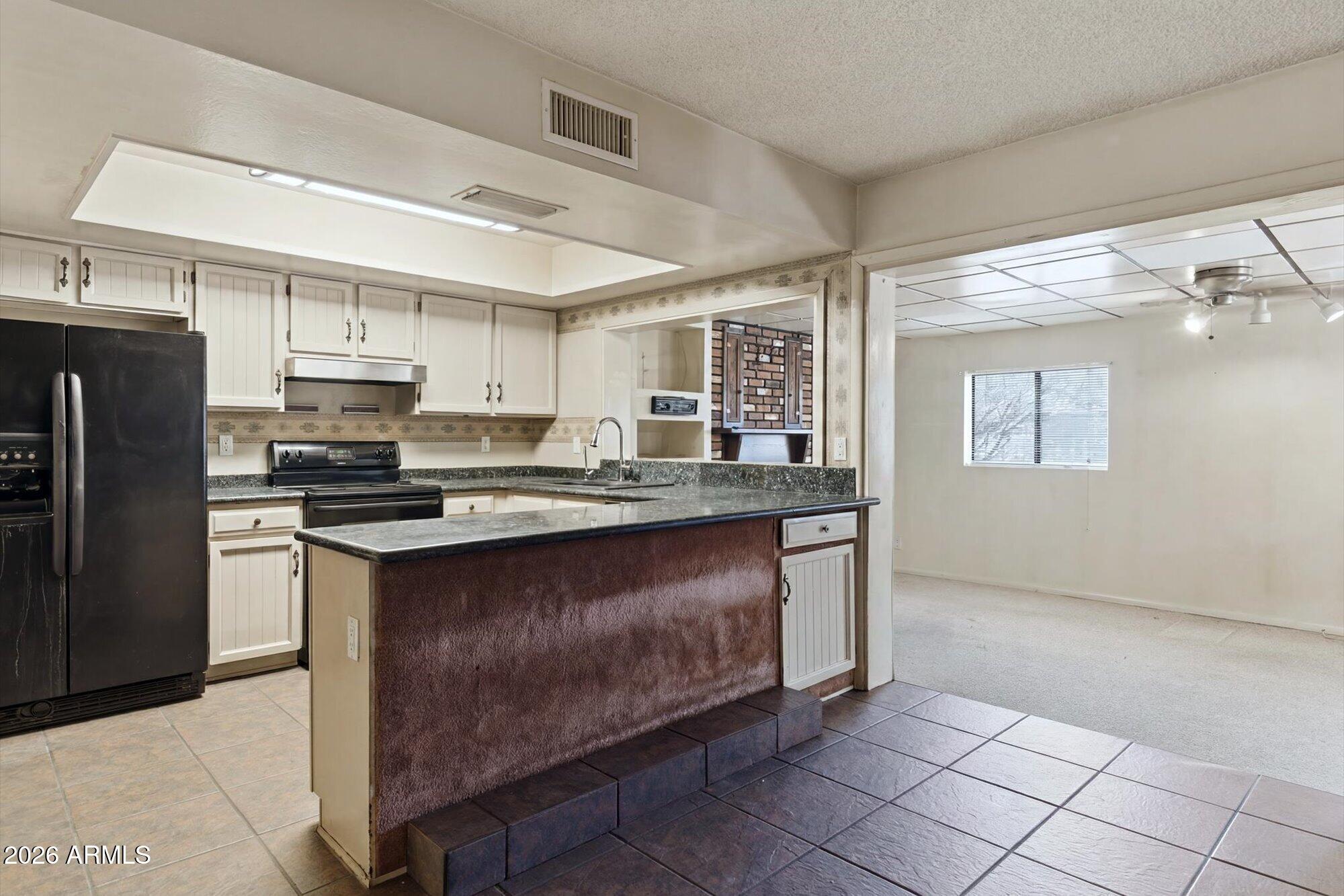 1434 W KERRY Lane