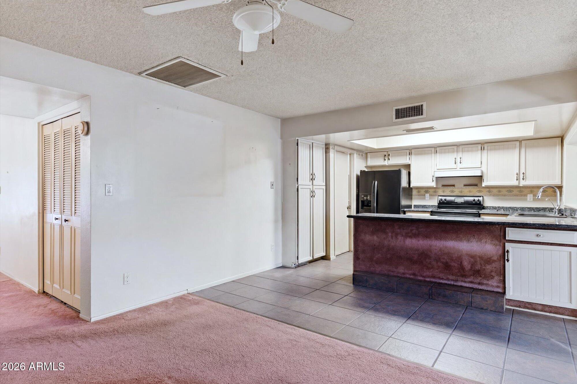 1434 W KERRY Lane