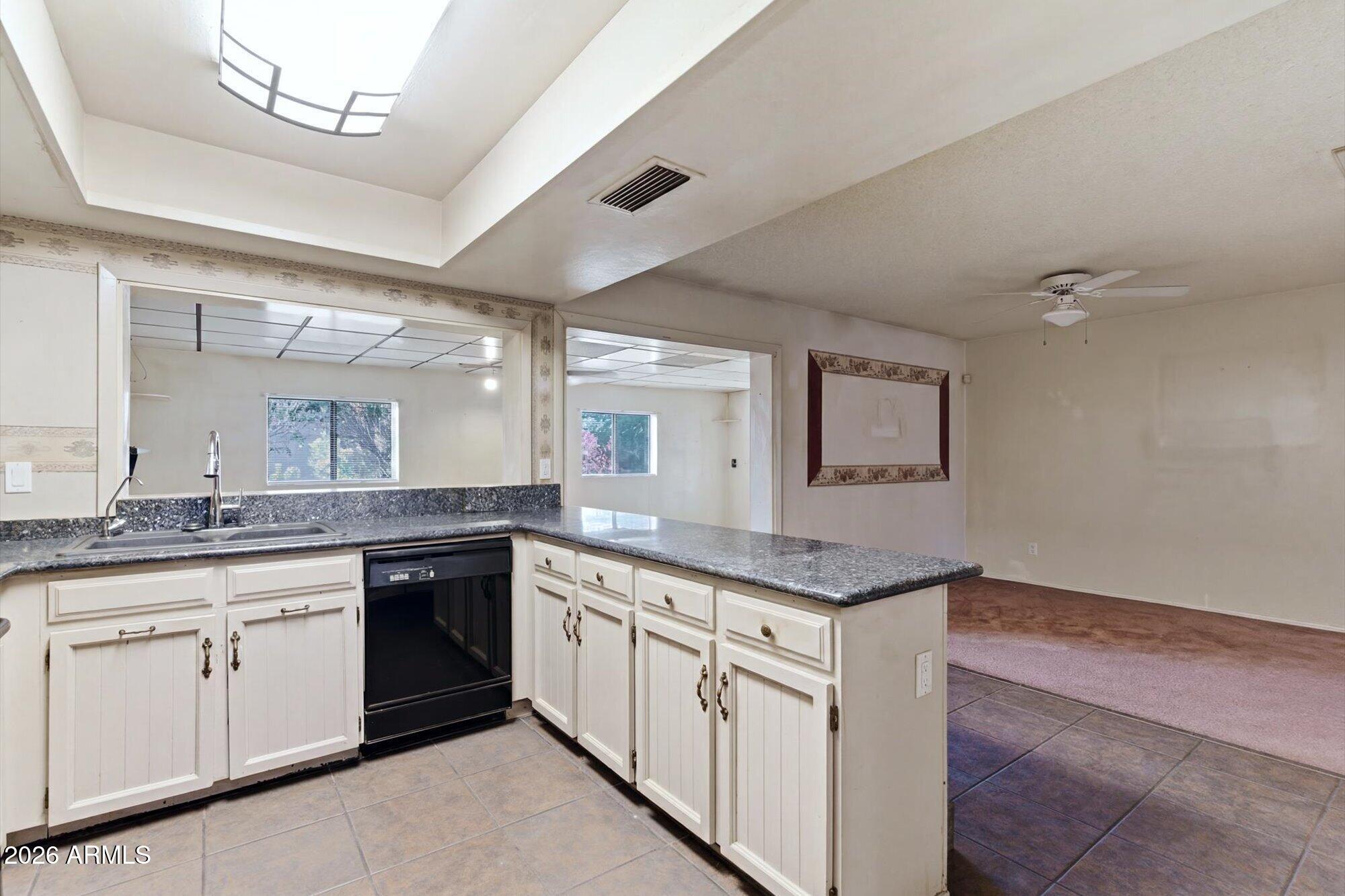 1434 W KERRY Lane