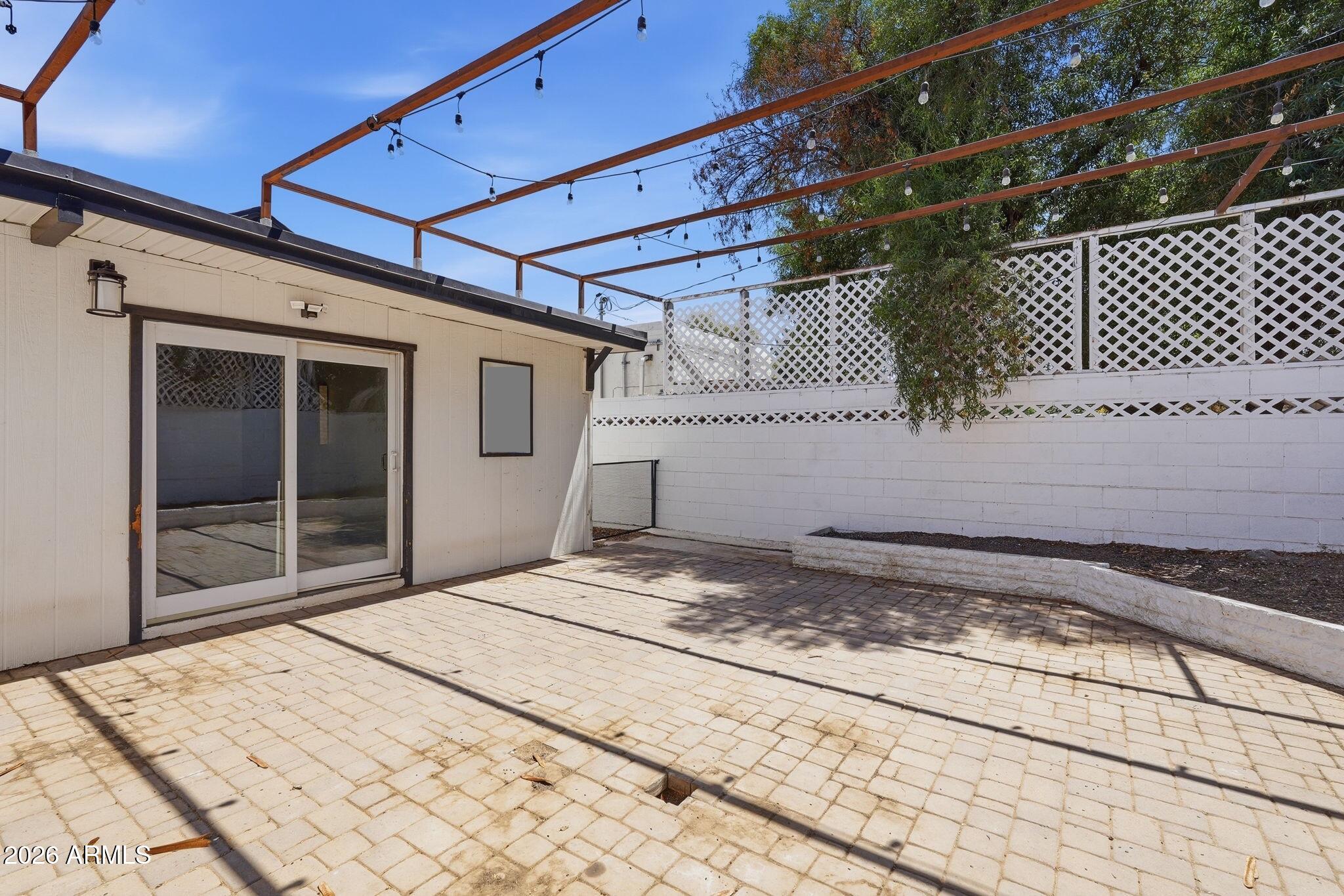 511 W ROMA Avenue