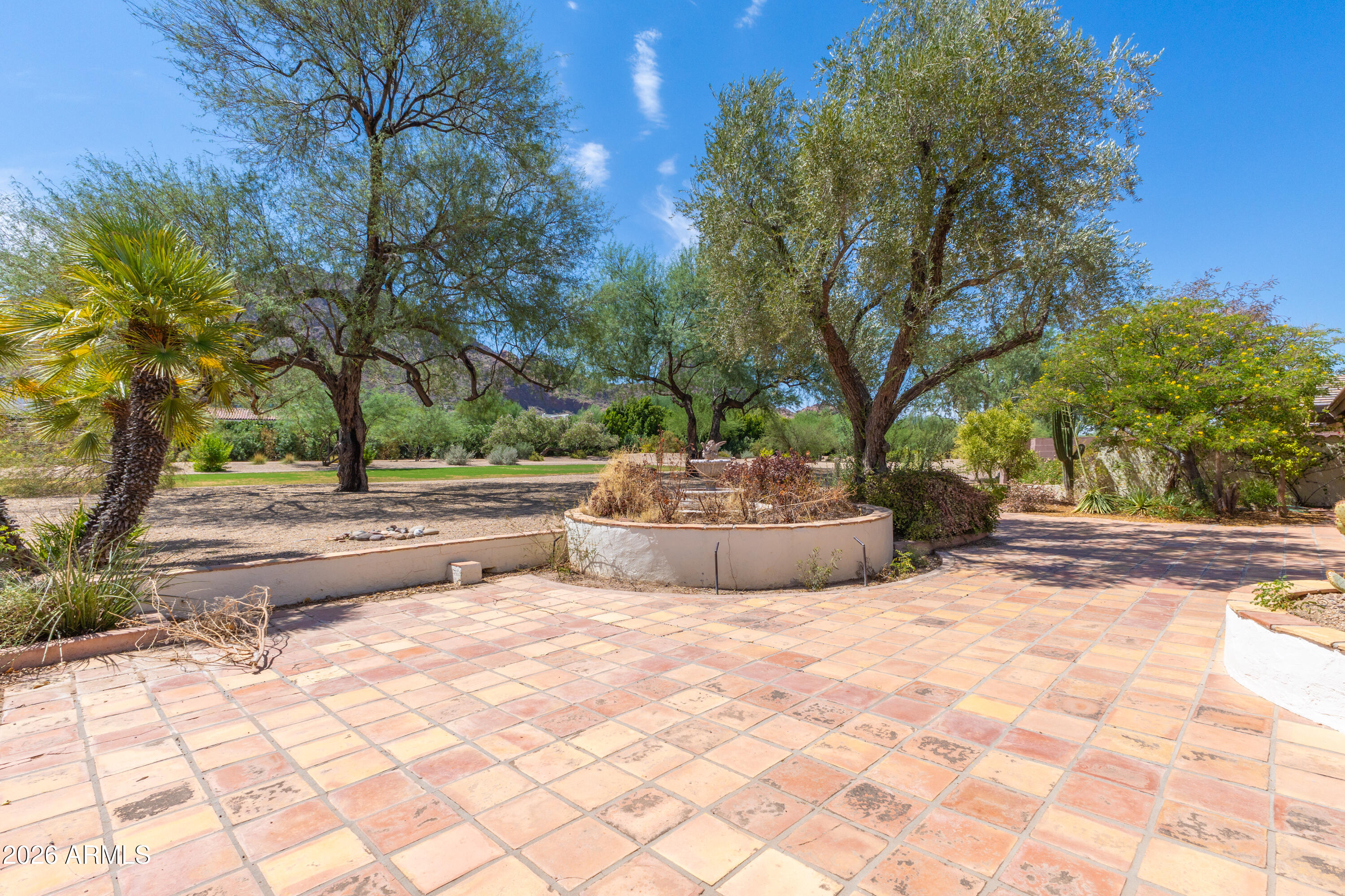 5635 E LINCOLN Drive 26